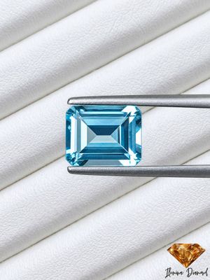 A natural 5.59-carat Swiss blue topaz, certified by Ilumina Diamants