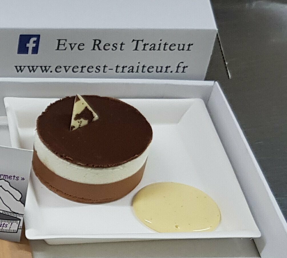 Croustillant aux trois chocolats sauce vanille