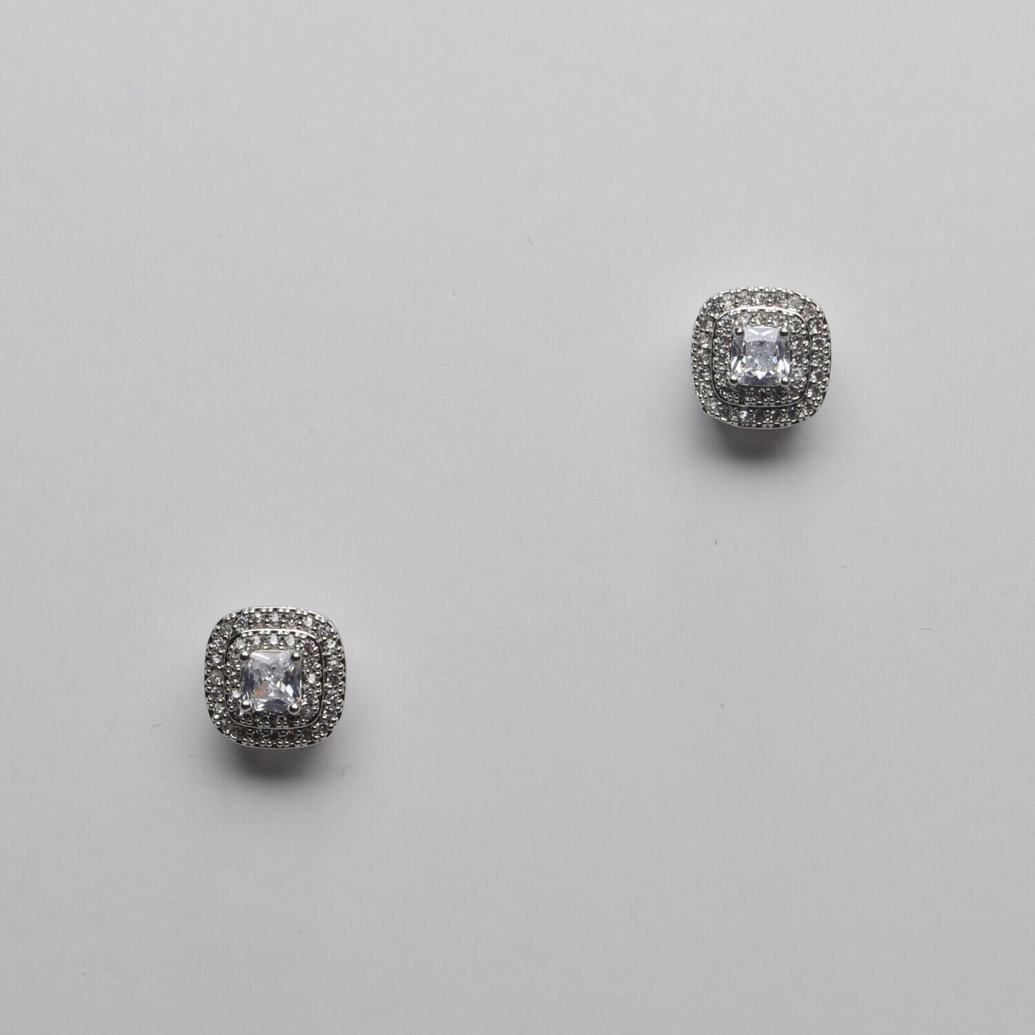CR10526E1S CZ/S  SQUARE PAVE STUD EAR