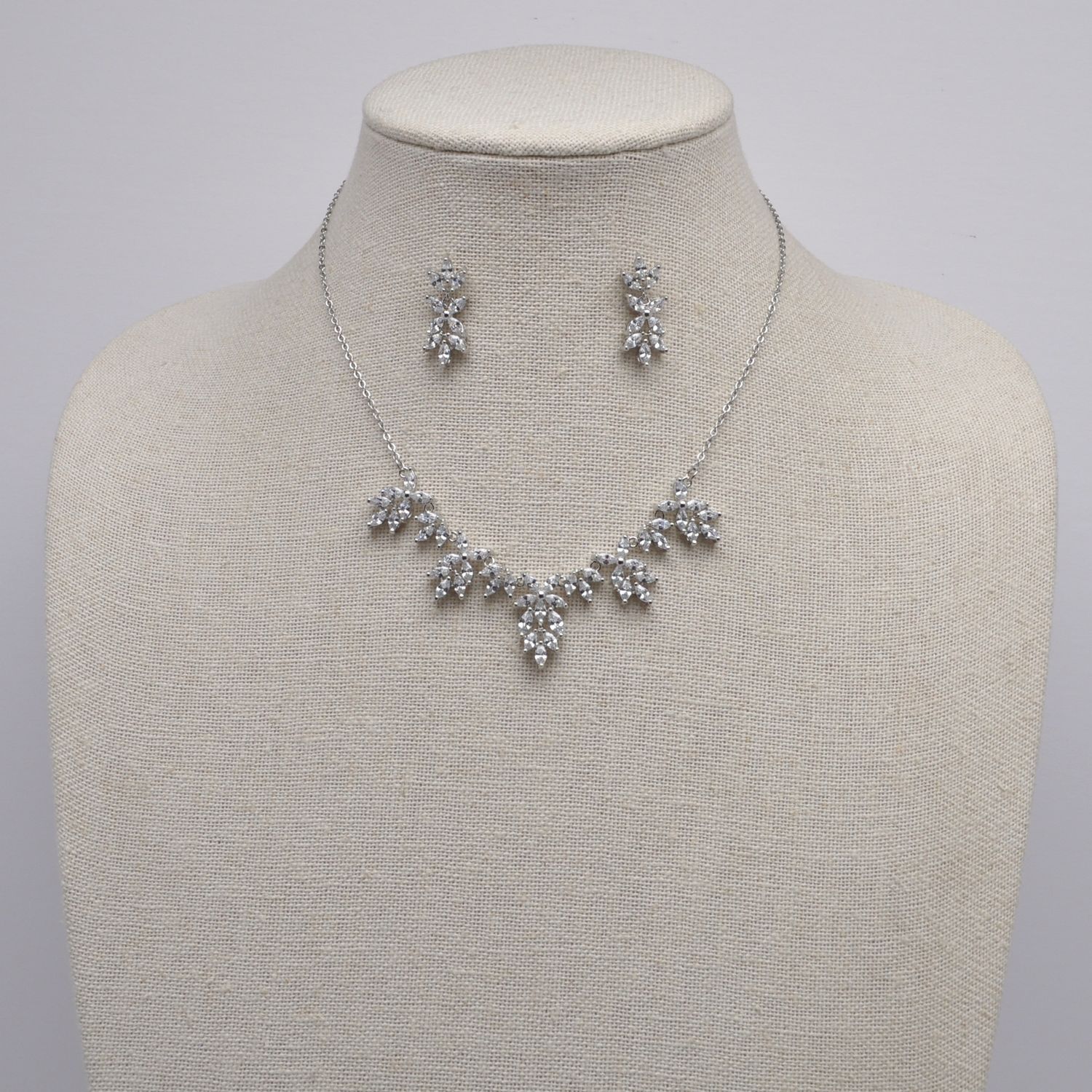 CN013435S1S CZ/S MARQU STNS DNGL NECK SET