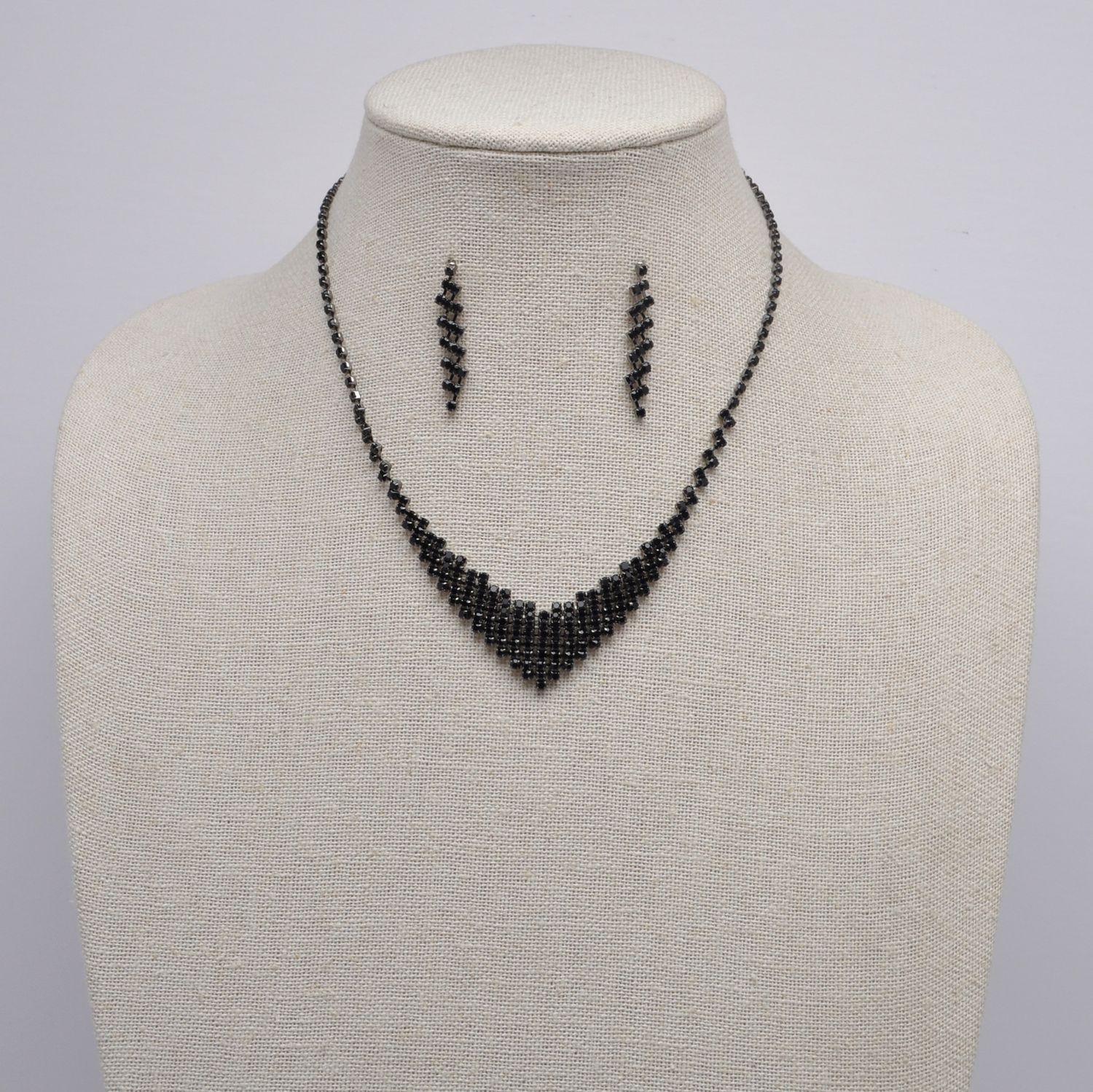 CR20448S2H JET/H SML STNS V-SHP NECK SET