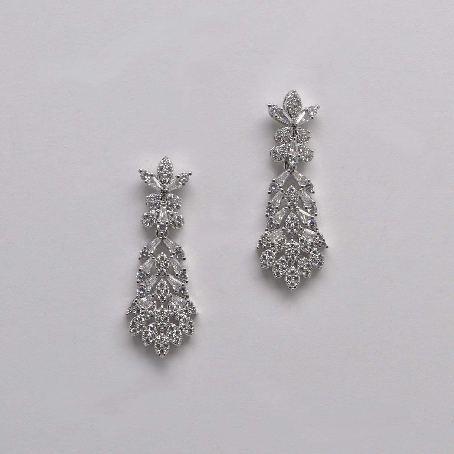 CN00487E1S CZ CL/S  LEAF SHAPE TOP AND BOTTOM  DNGL EAR