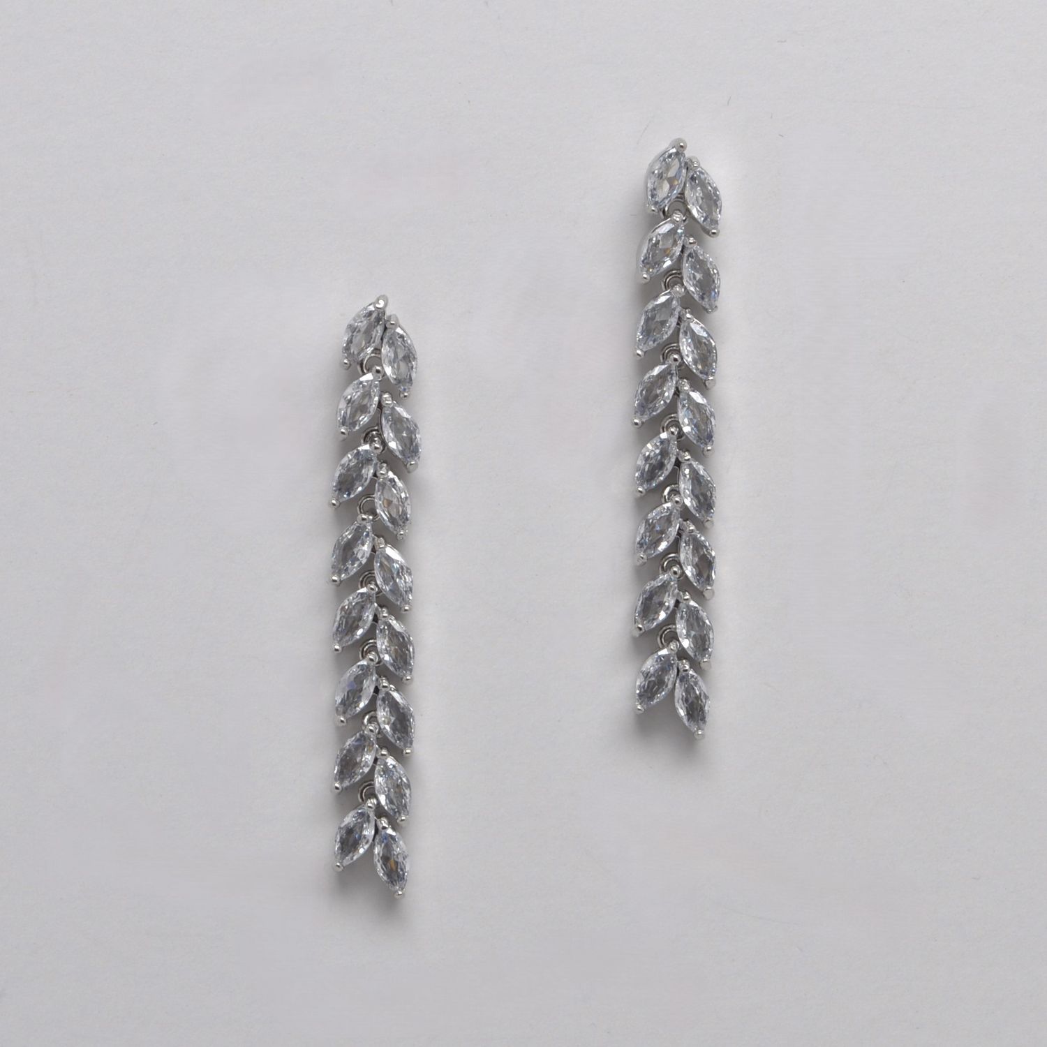 CN00483E1S CZ/S LEAF SHAPE MARQT  STONE DNGL EAR
