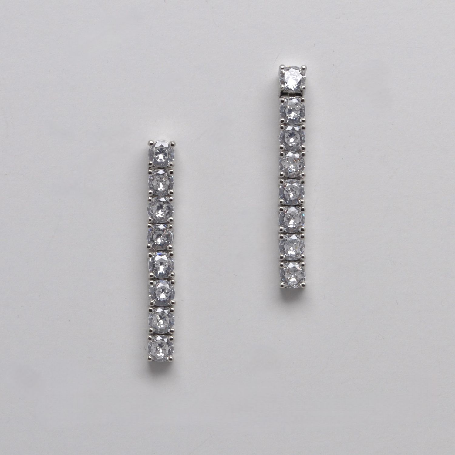 CN00480E1S CZ/S 5MM SINGLE ROW 8 CZ STONE DNGL EAR