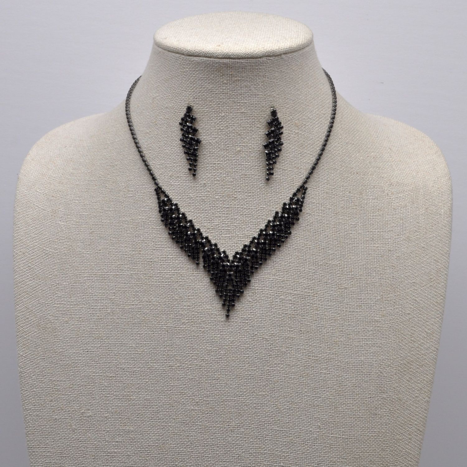 CR20637S2H JET/H V-SHP TASSL NECK SET