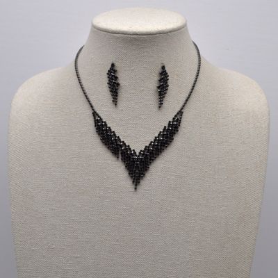 CR20637S2H JET/H V-SHP TASSL NECK SET