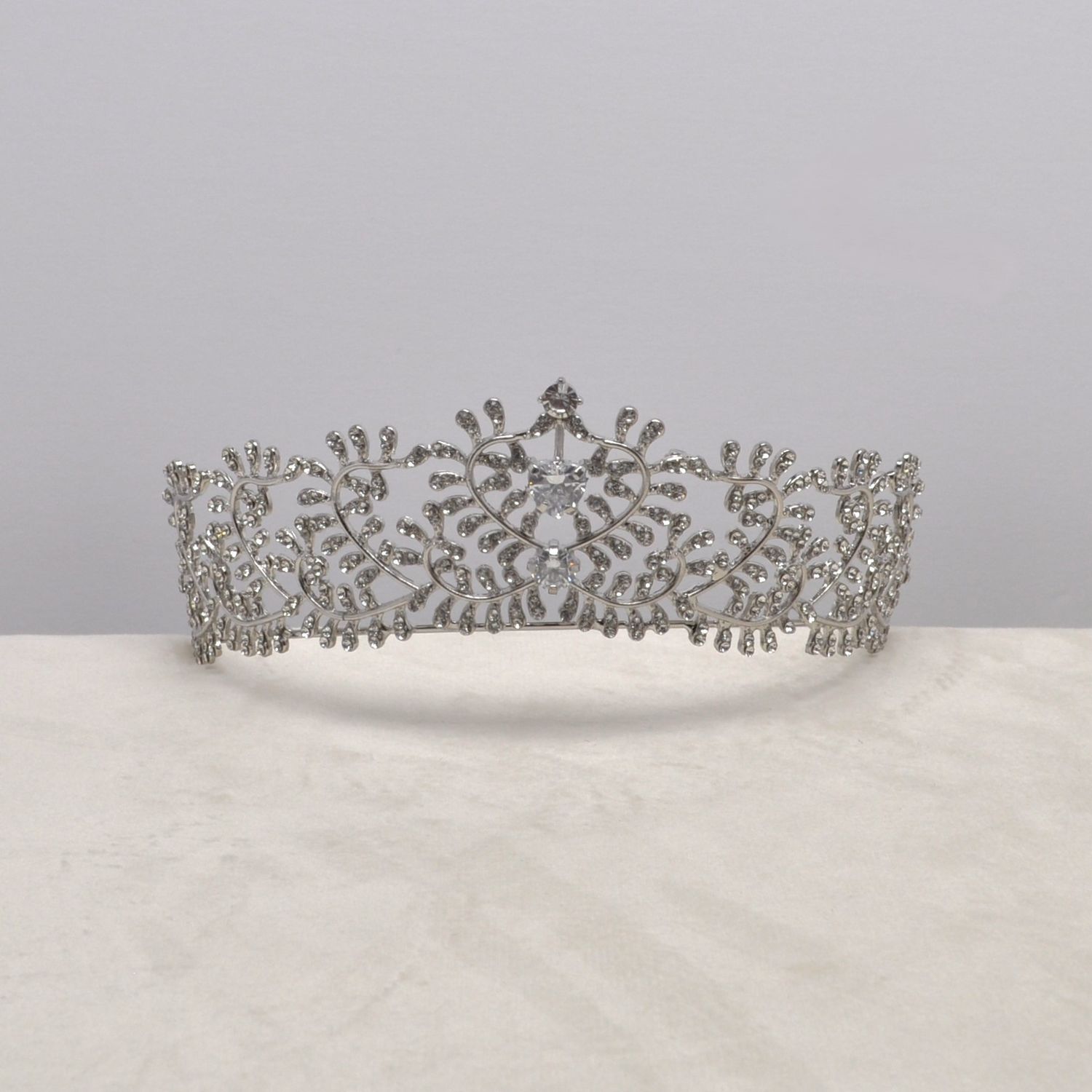 CN015961T1S CZ/S CNTR HEART TIARA