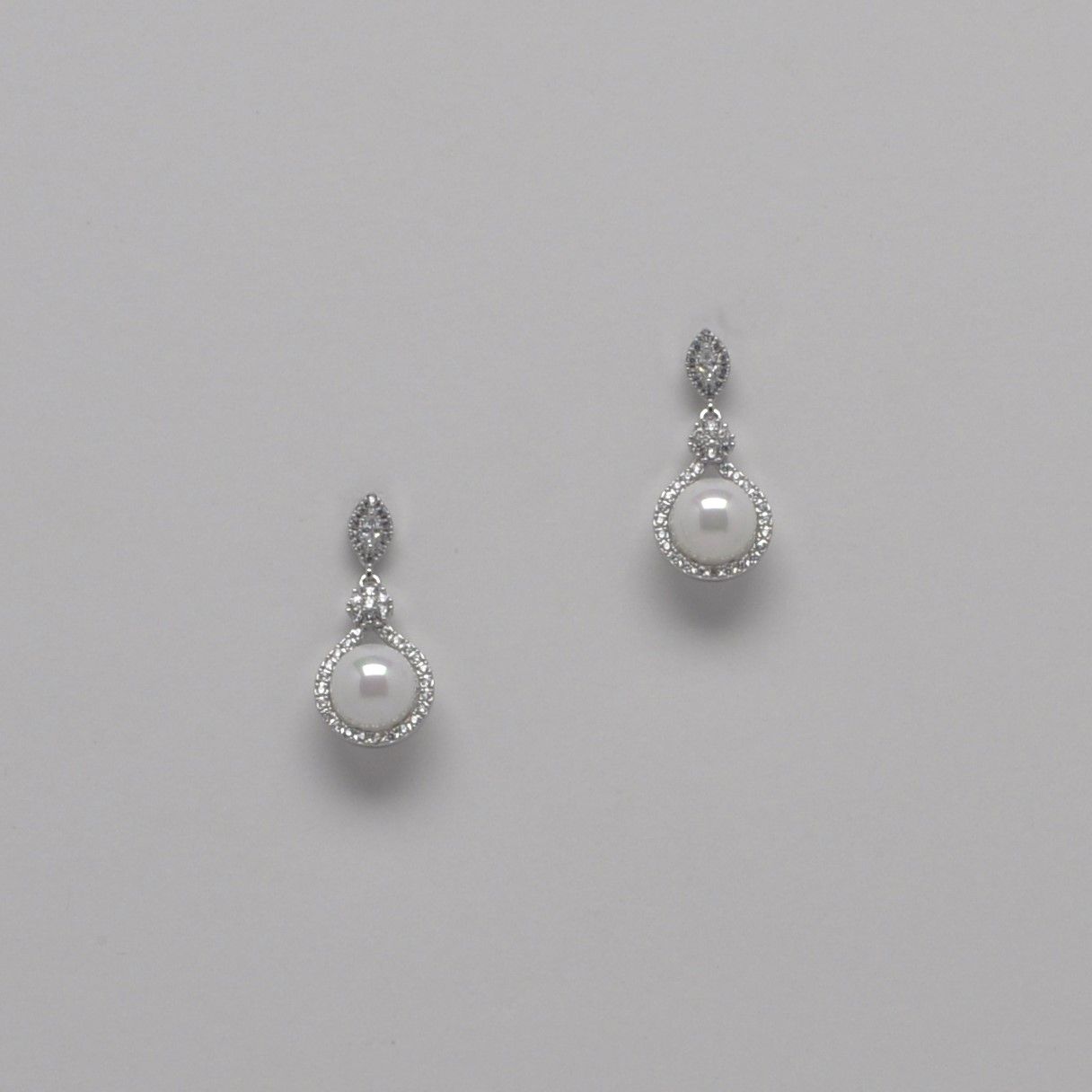 CN013375E39S CZ/PRL FRMD DNGL PRL EAR