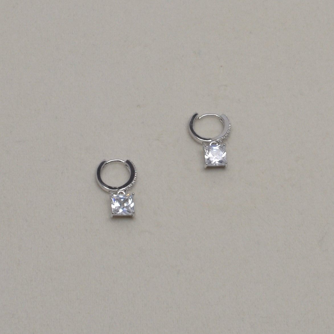 YJ2588E1S CZ/S HUGGIE W/SQUR DNGL EAR