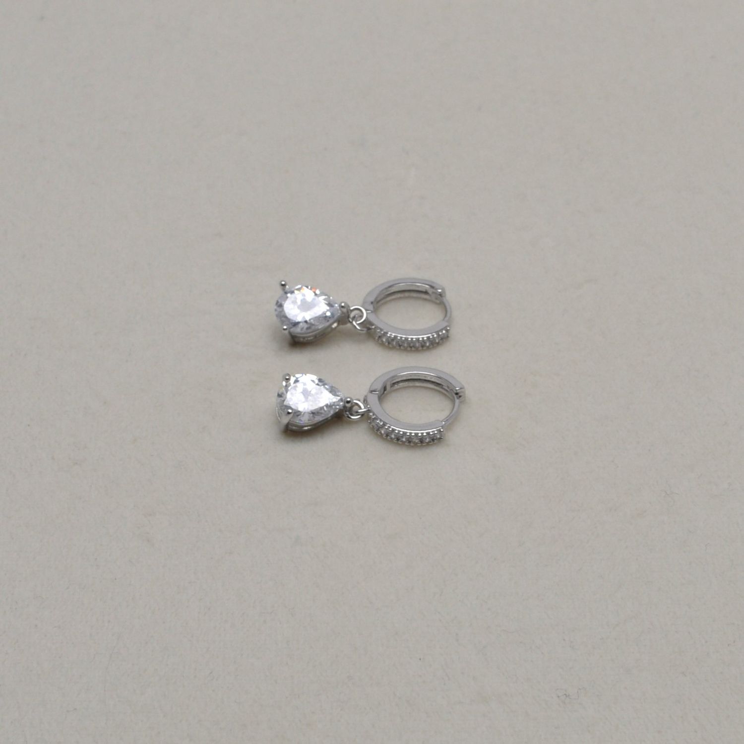 YJ2589E1S CZ/S HUGGIE W/TRDRP DNGL EAR