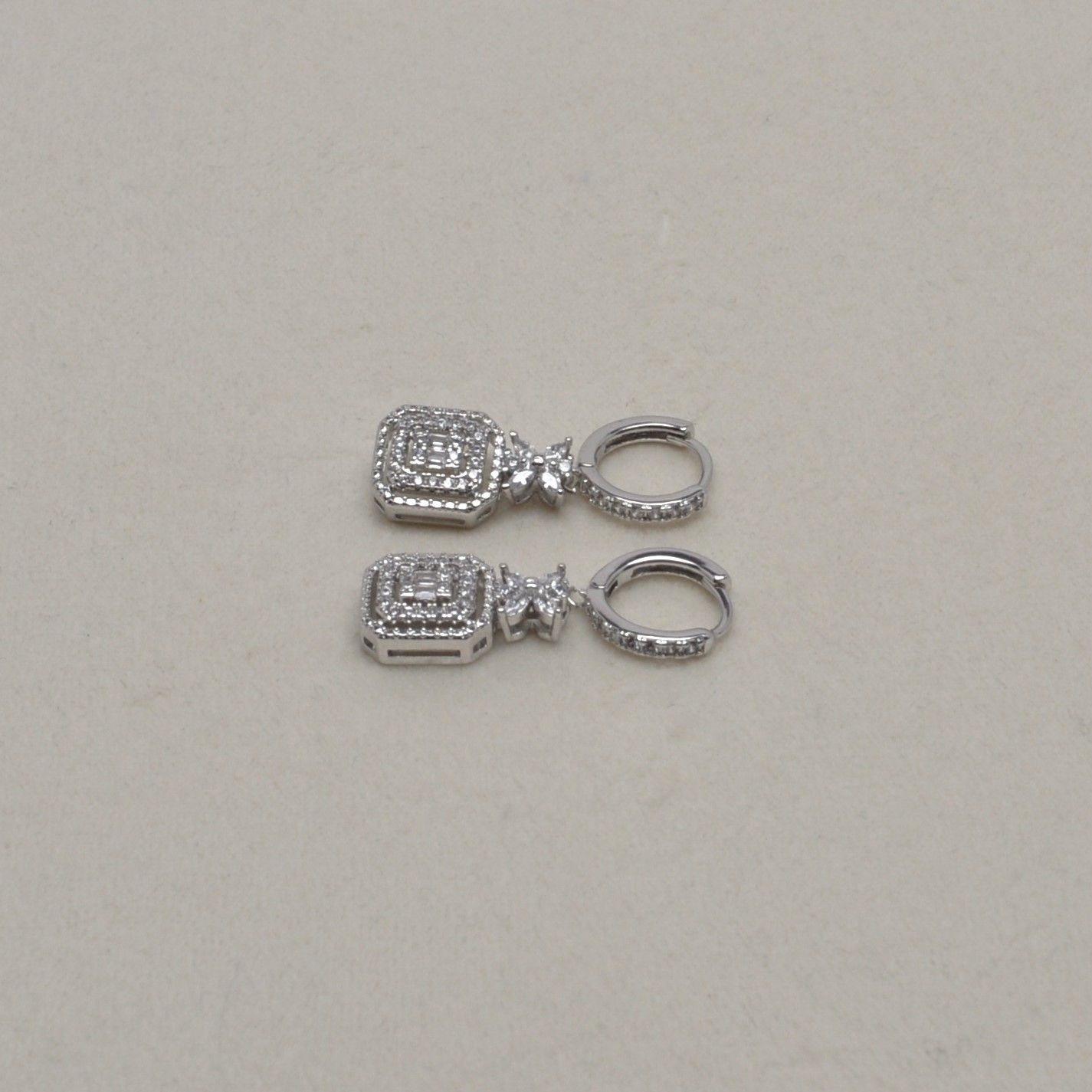 YJ2593E1S CZ/S HUGGIE W/ SQU DNGL ER