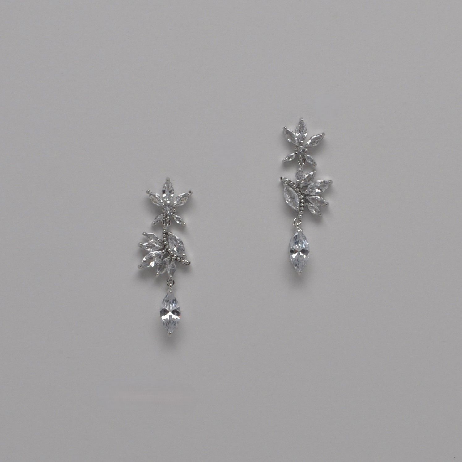 CN01451E1S CZ/S FLW SHP 1.5&quot; PST EARRING