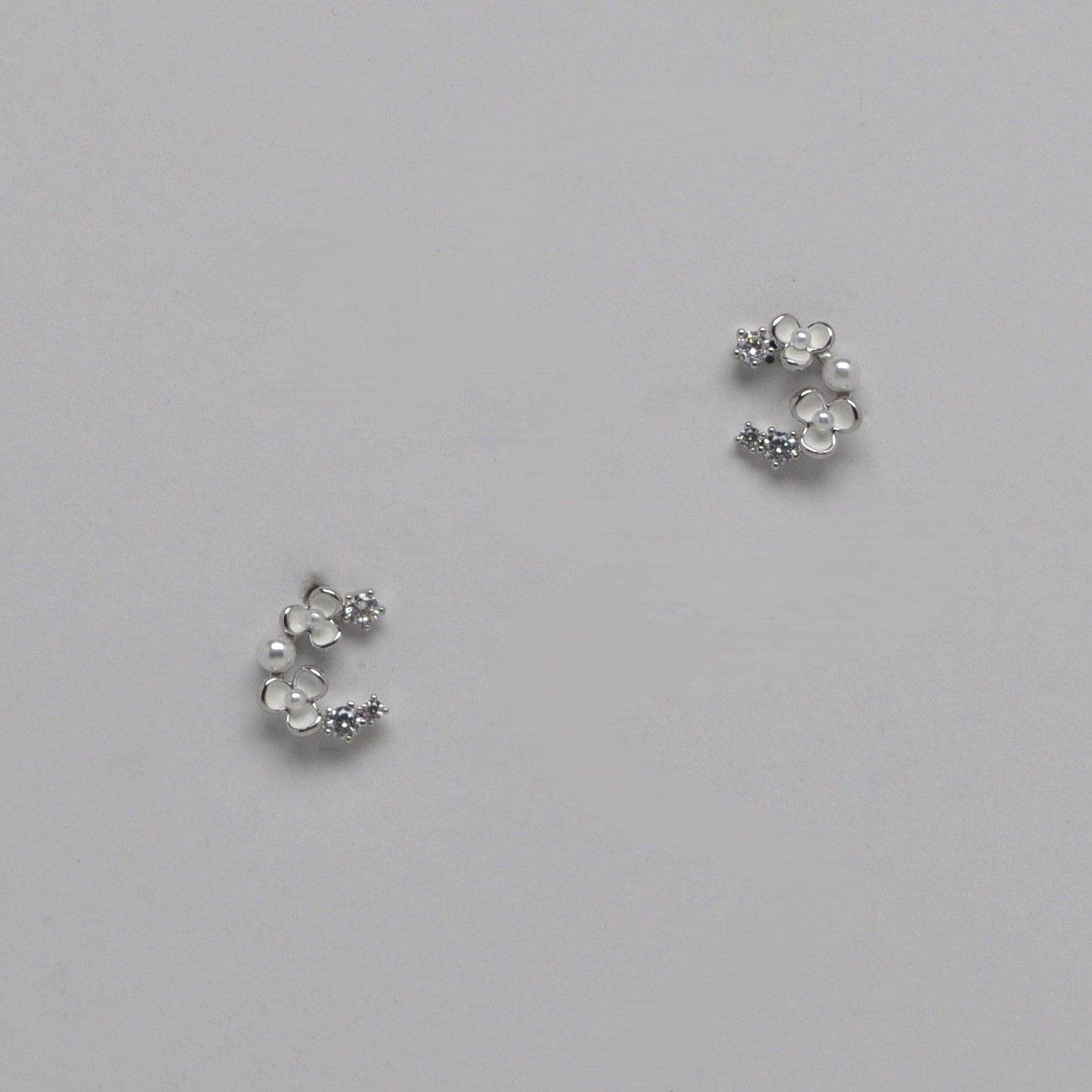 LB326446E40S PRL/S HALF MOON FLWR STUD ER