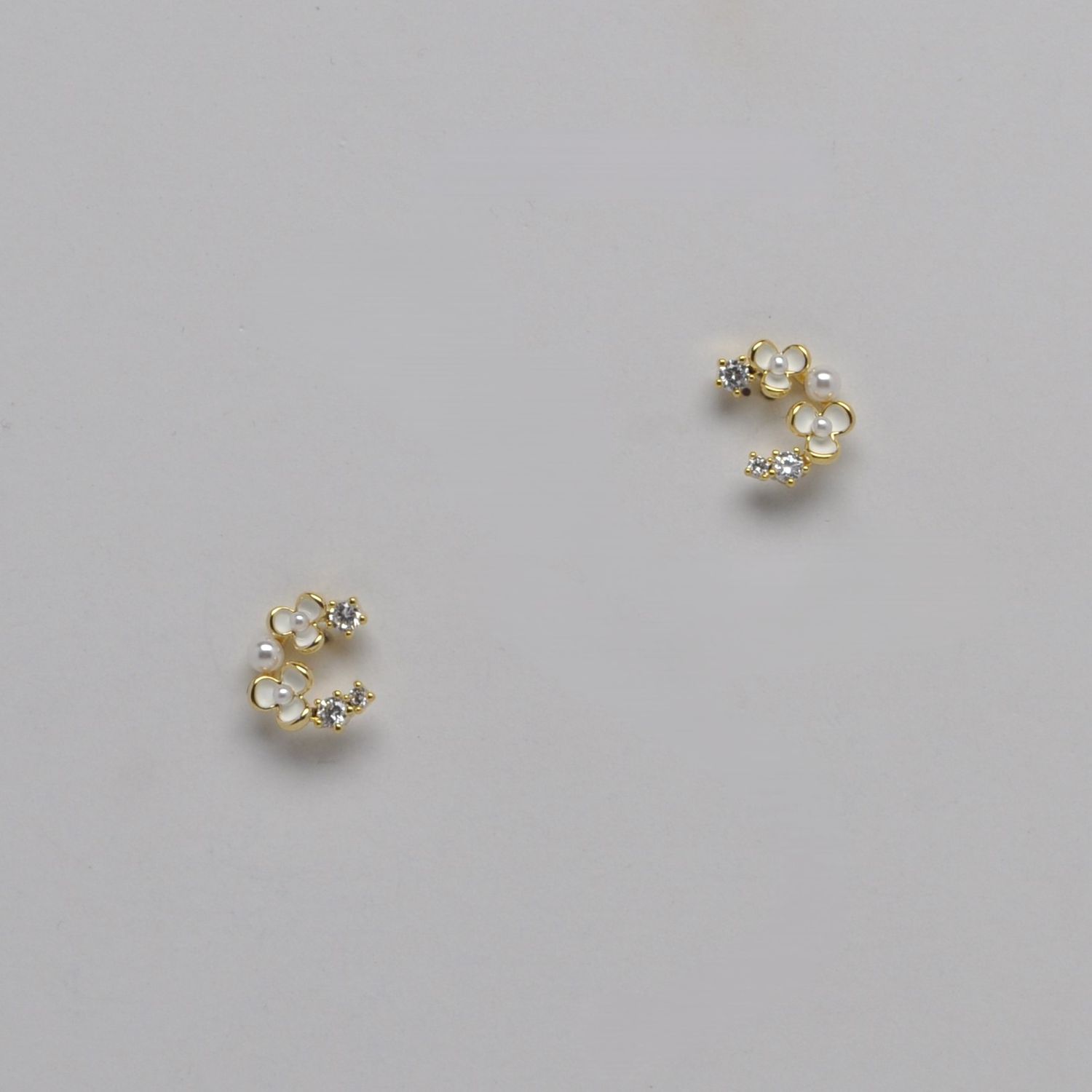 LB326446E40G PRL/G HALF MOON FLWR STUD ER