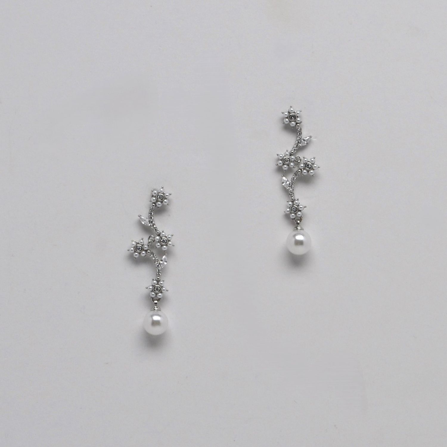 LB326439E40S PRL/S FLWRS ON VINE DNGL ER