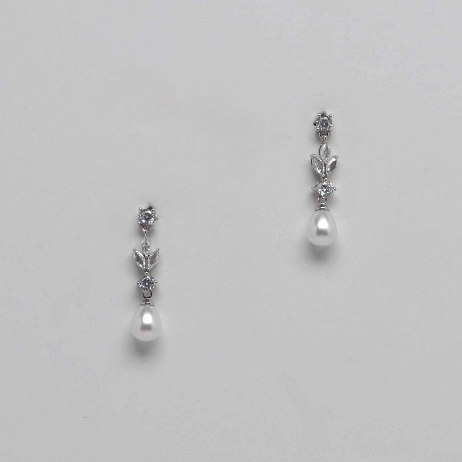 HJ4732E40S CZ/PRL/S RND STN/MRQ LEAVS PRL EAR