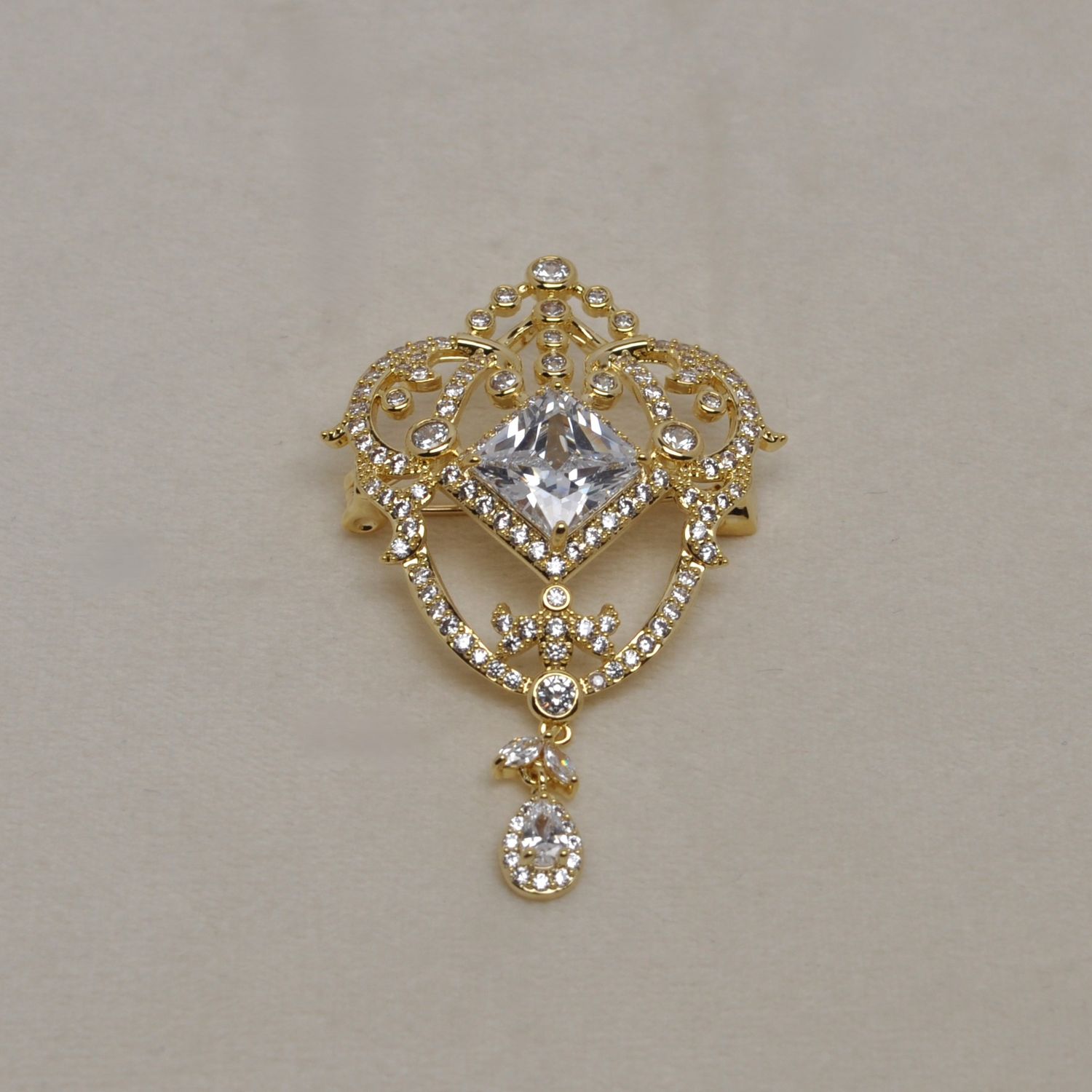 LB0032P1G CZ/G CNTR DIAMND SHP CRY PIN