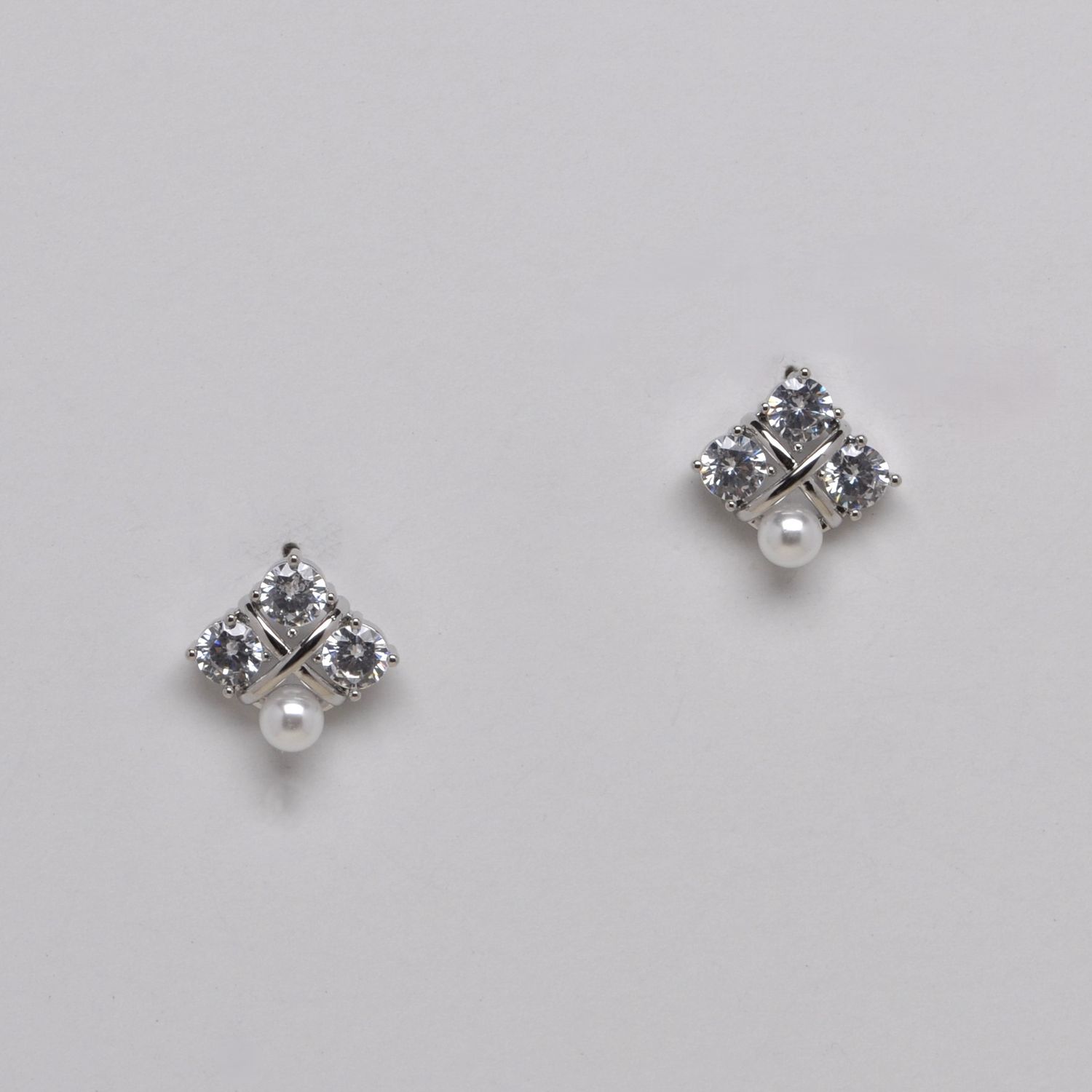 LB326445E40S PRL/S 3 CRY/1 PRL SQUR STUD ER
