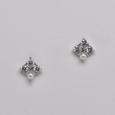 LB326445E40S PRL/S 3 CRY/1 PRL SQUR STUD ER
