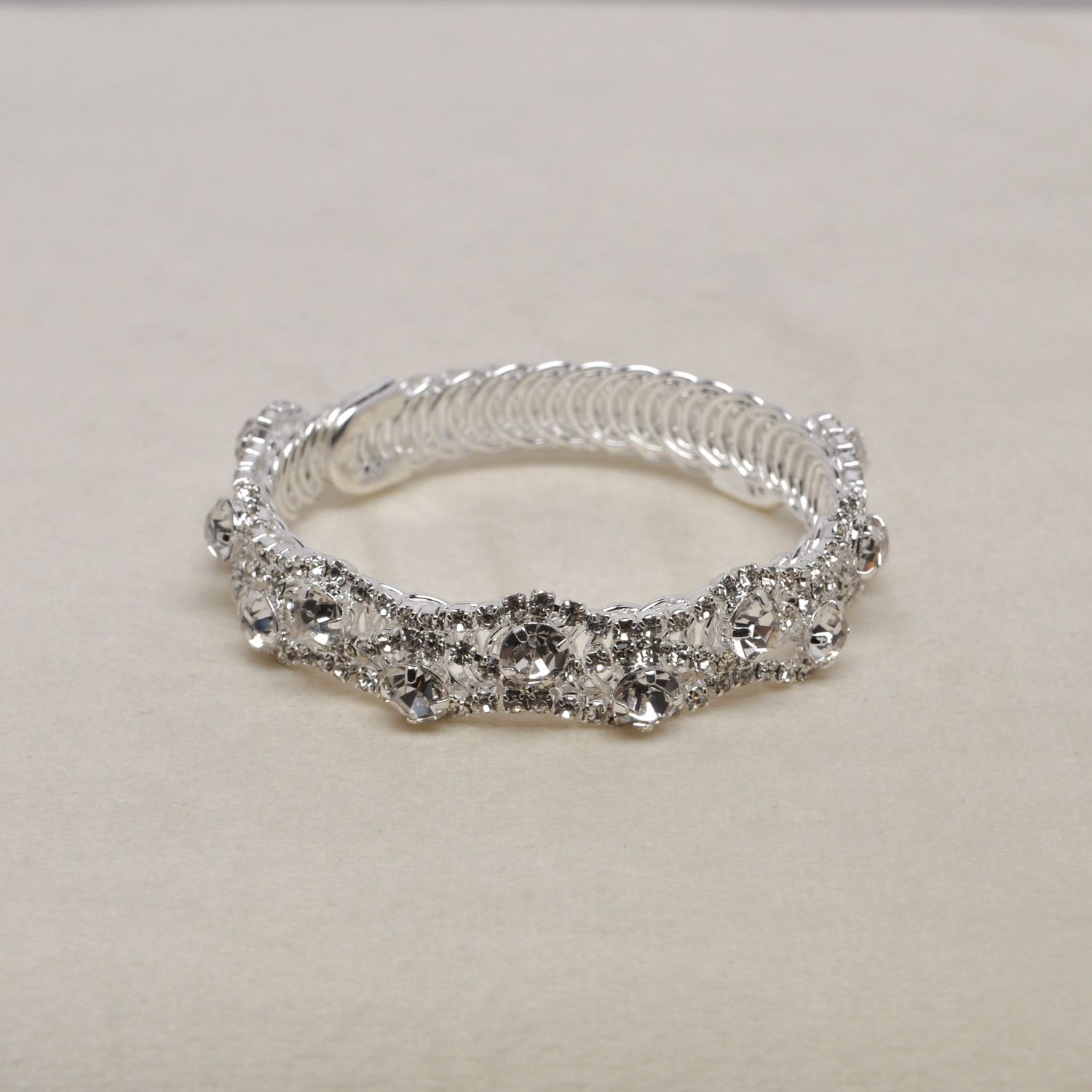 CJ12183B1S CLR/S WAVY RND STN CUFF BRAC