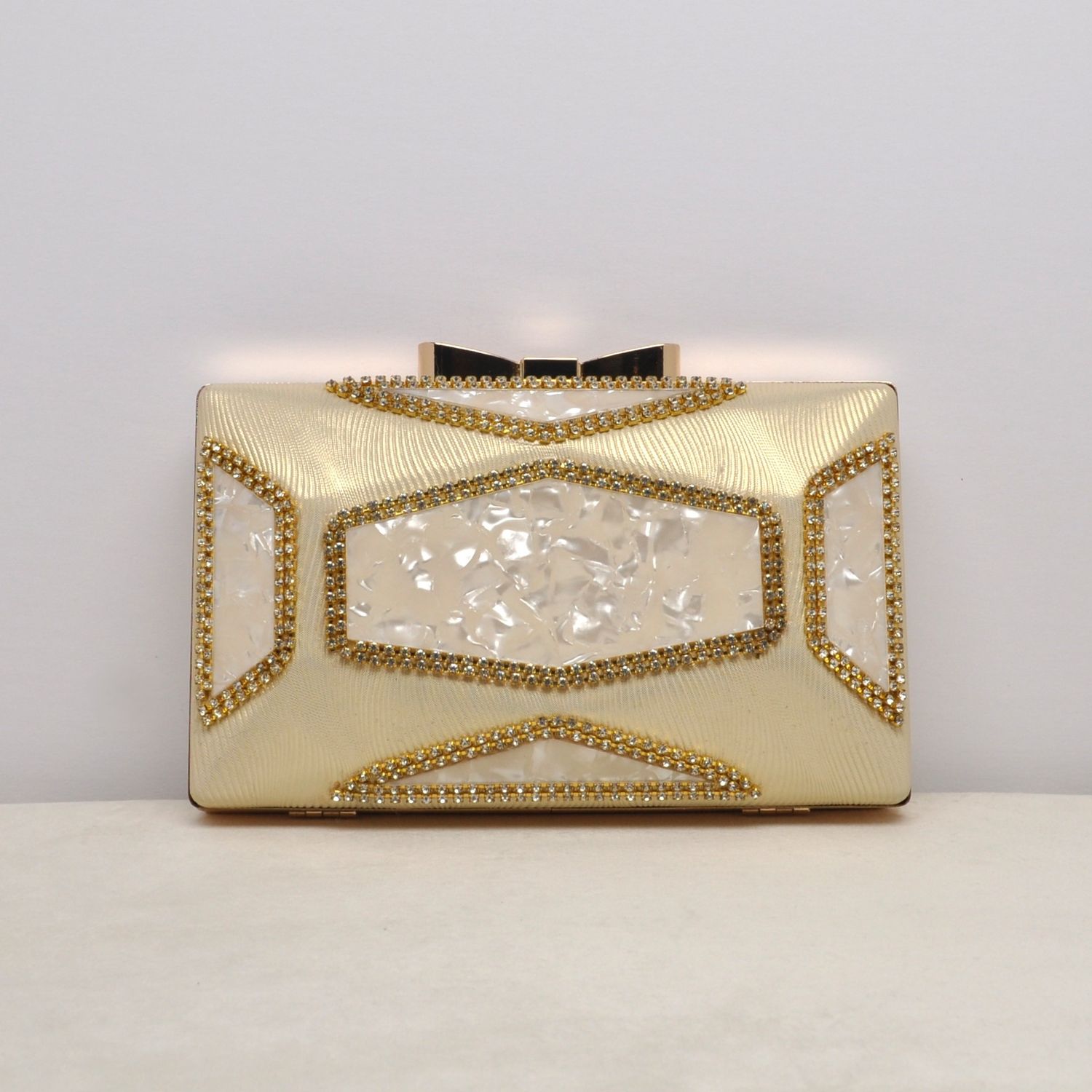 CN01706C1G GOLD RCTNG CLP TOP PURSE