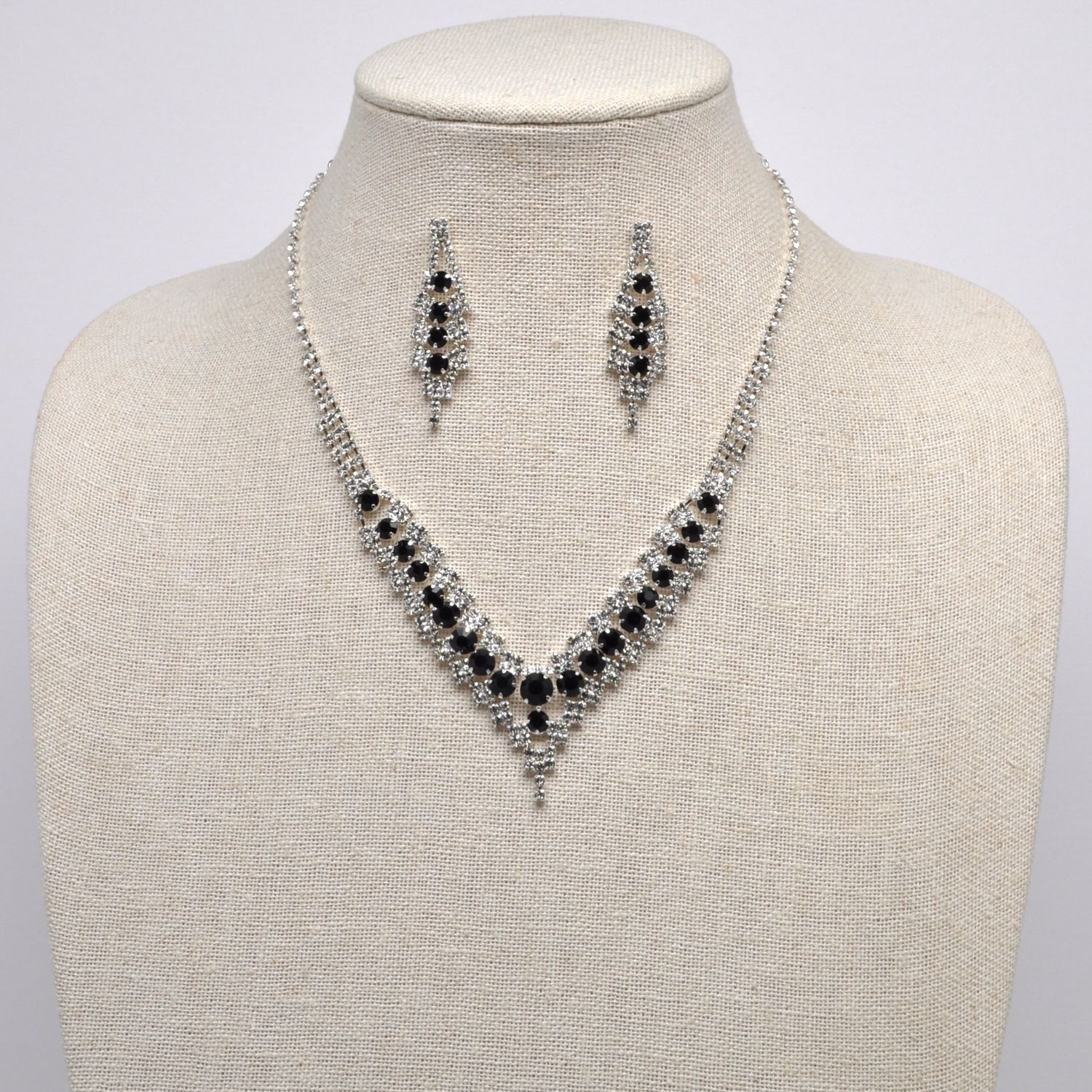 J18485S2S JET/S RND STNS V-SHP NECK SET