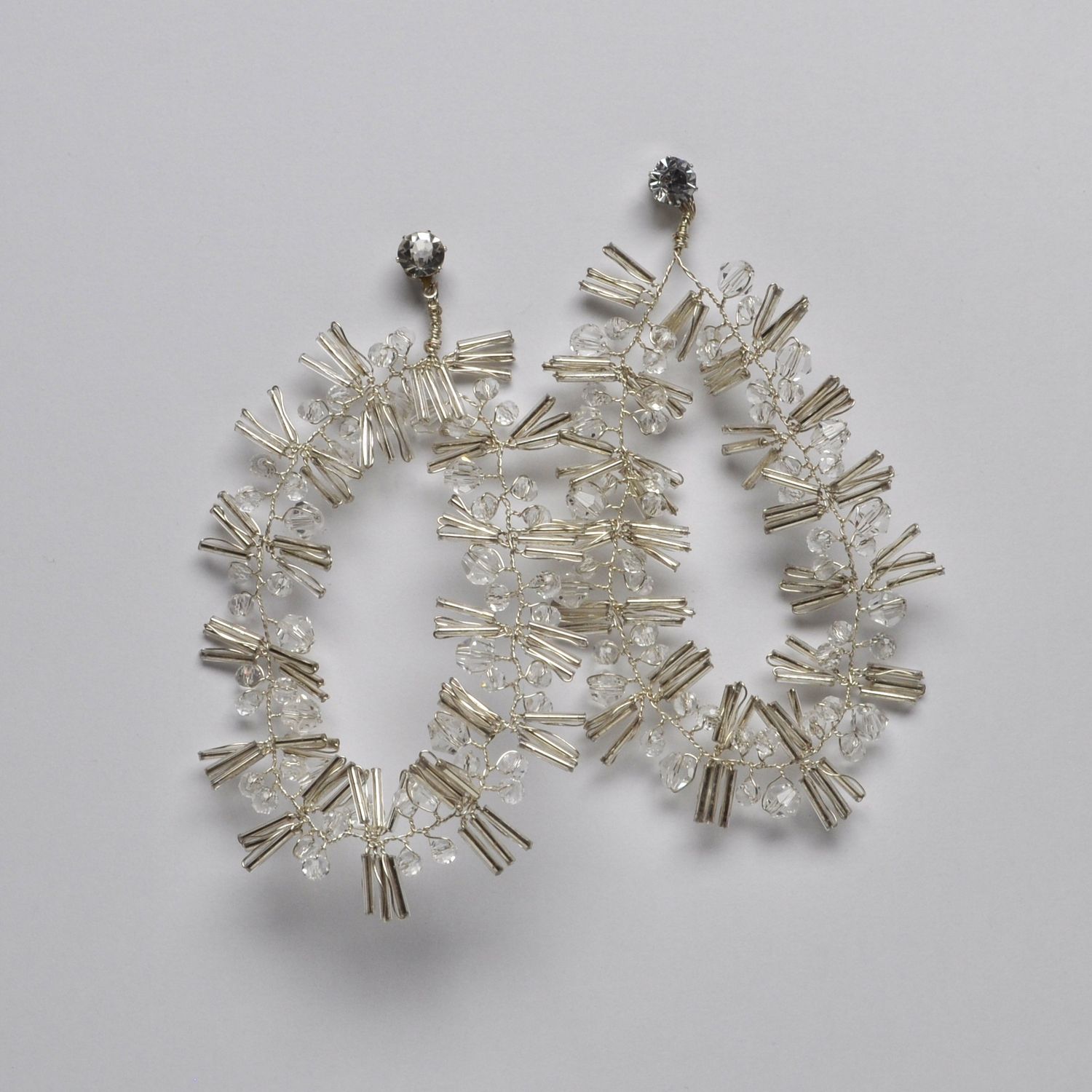 HJ4051E1S CLR/S LRG WREATH-LK  BEADED EAR