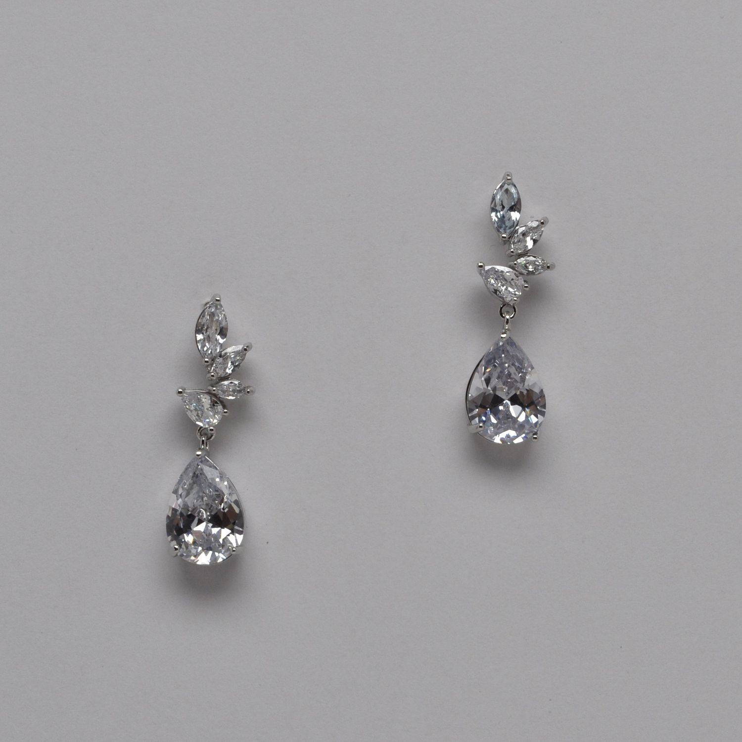 HJ4148E1S CZ/S LNKD FLWER TEARDROP EAR
