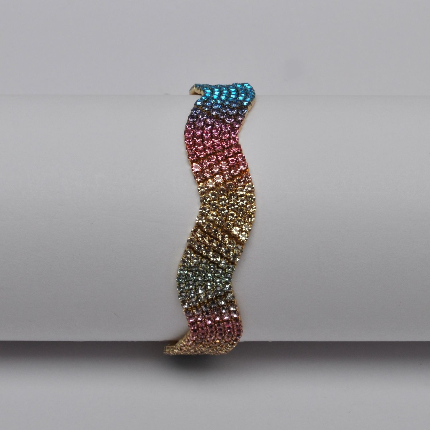 CC0013B66G MULTI/G WAVY OMBRE CLSP BRAC