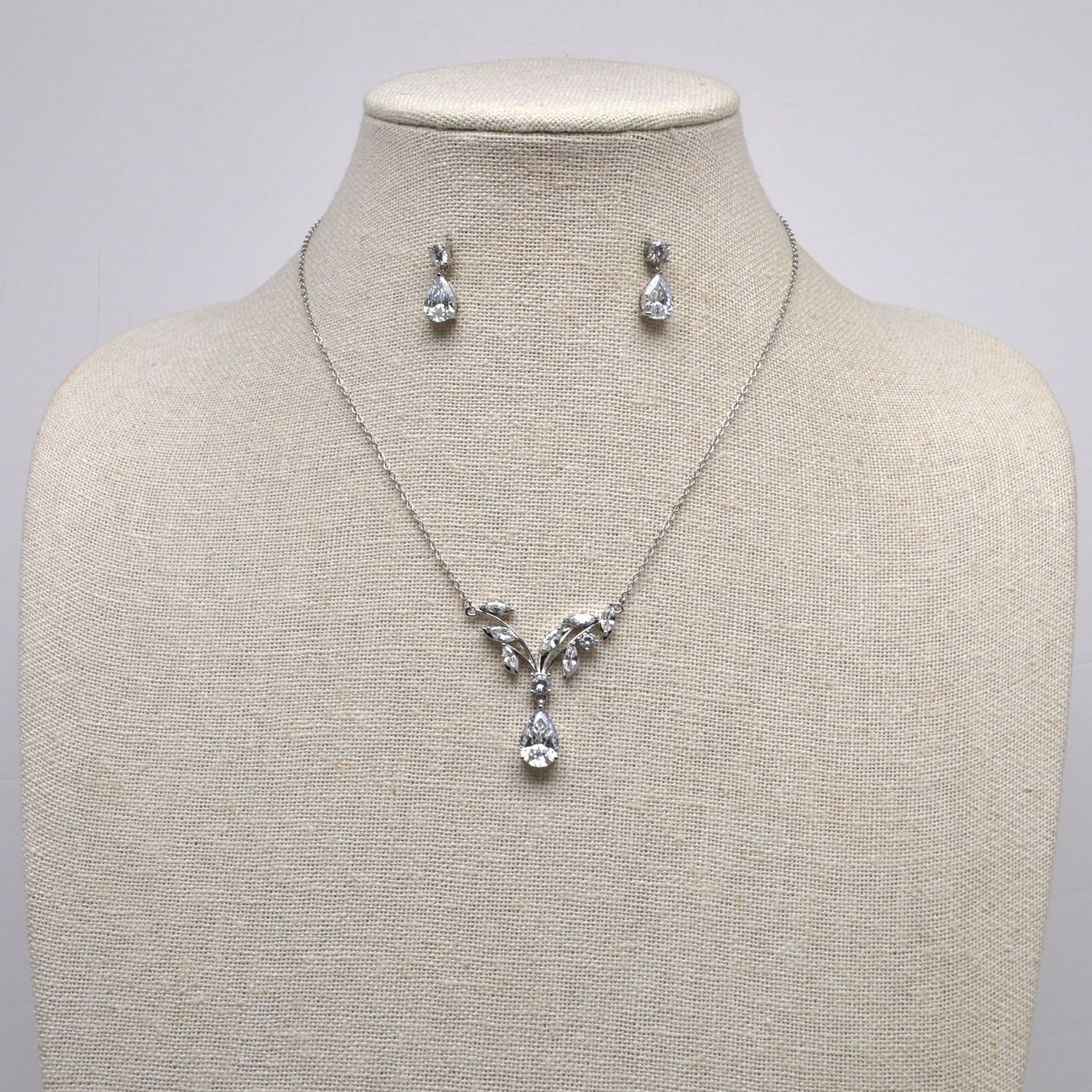 CN013488S1S CZ/S VINE &amp; FLWR W&#39; TEAR DRP NECK SET