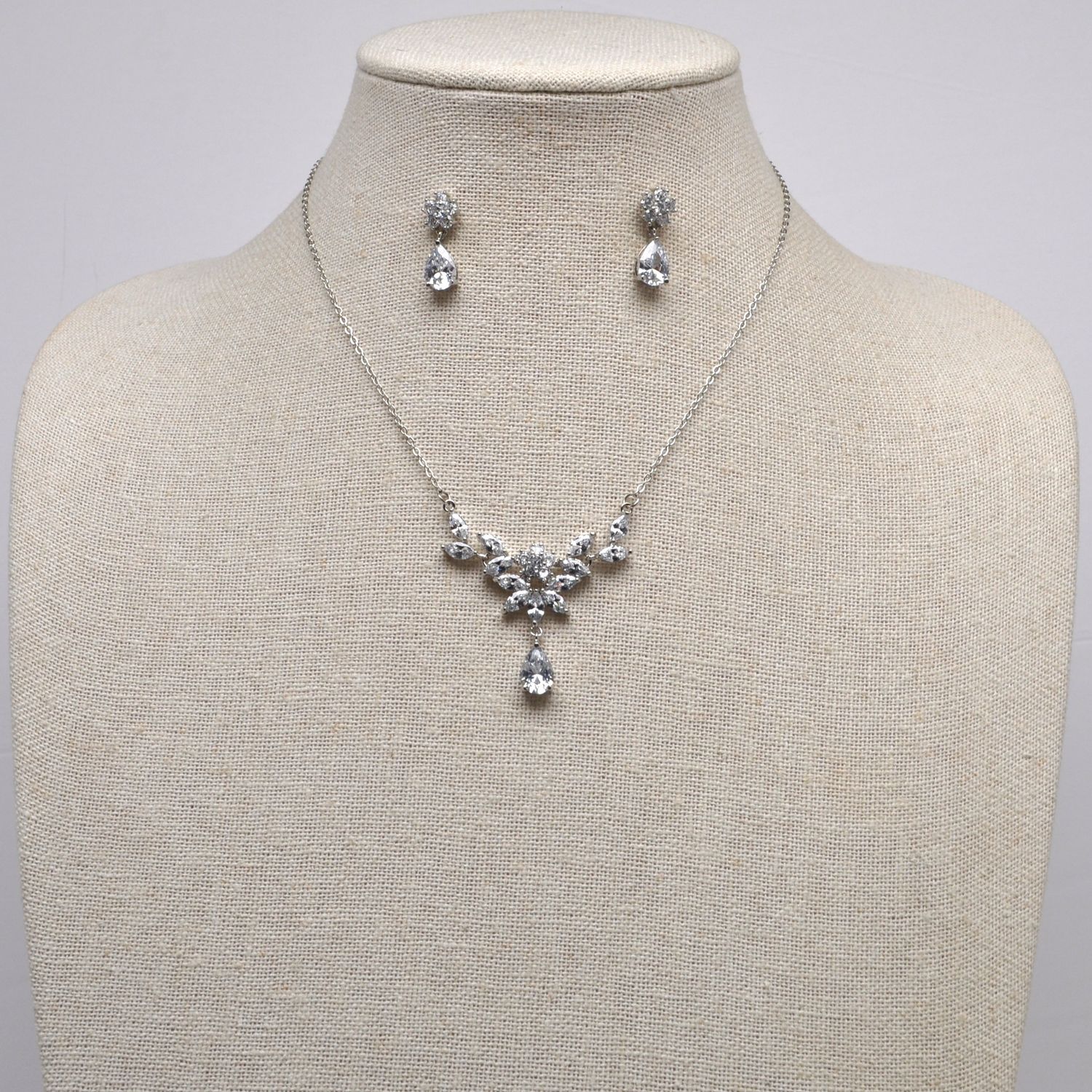 CN013486S1S CZ/S FLWR CLSTR W/ FLWR/TDRP DNG NK