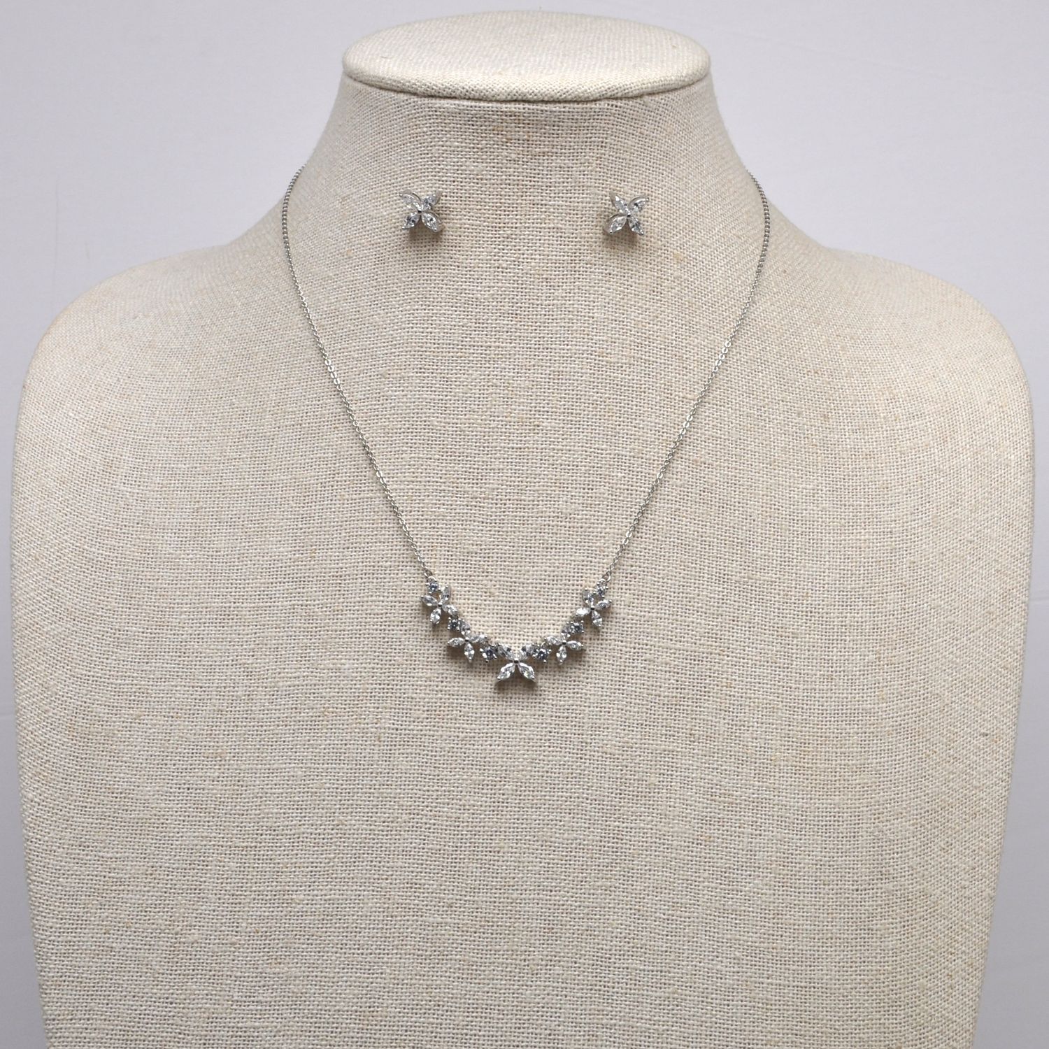 CN013489S1S CZ/S 5 FLWRS &amp; 4 FLWR STUD NECK SET