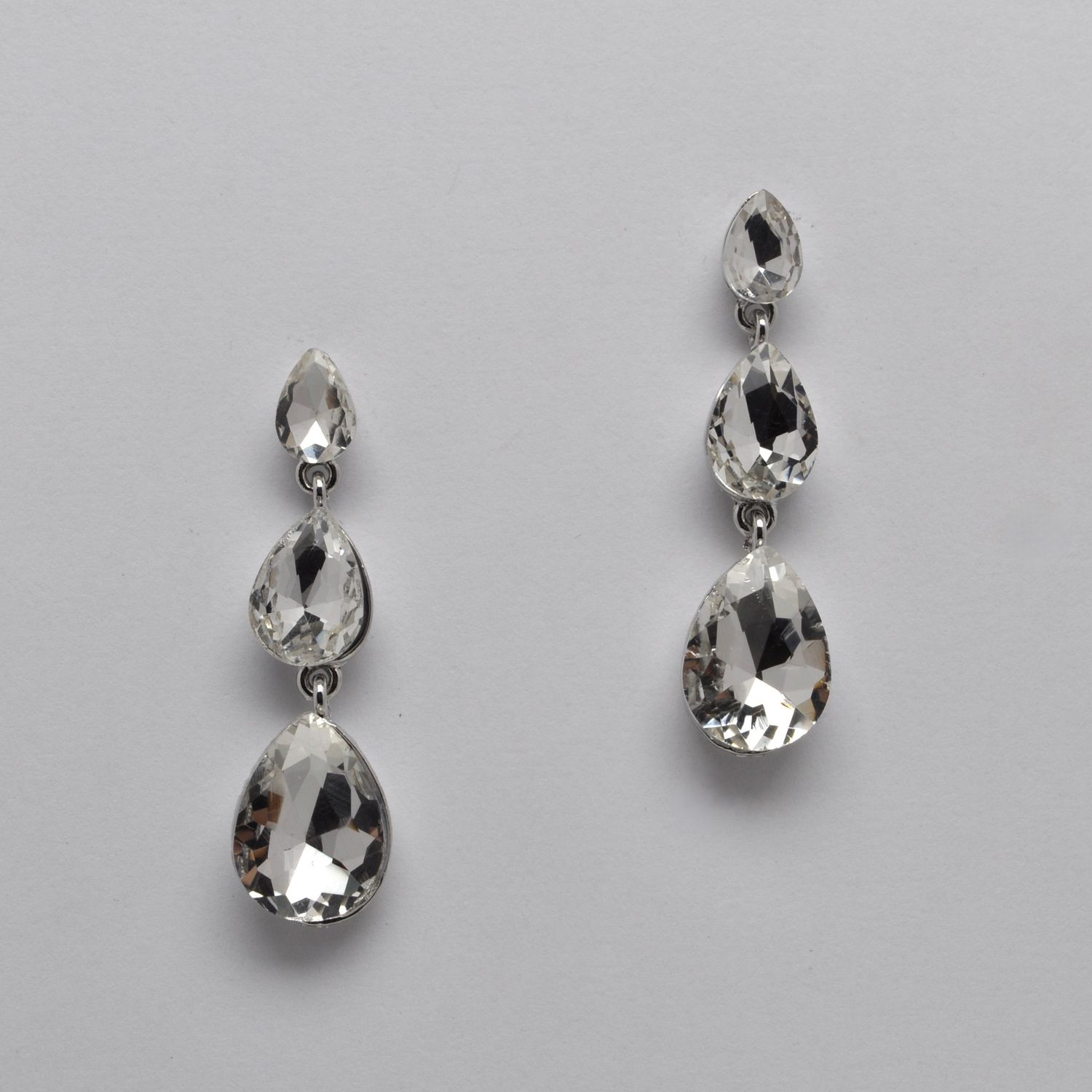 SI2250E1S CLR/S 3 LNKD PEAR SHP STNS EAR