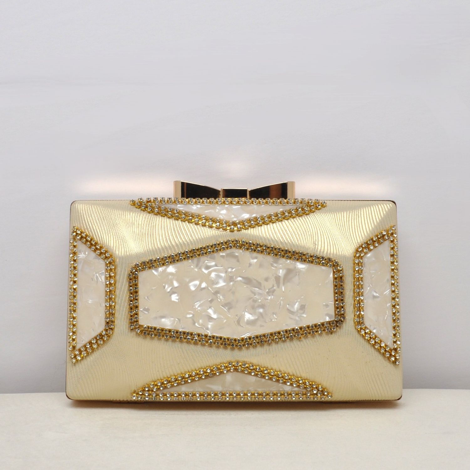 CN01706C1G GOLD RCTNG CLP TOP PURSE