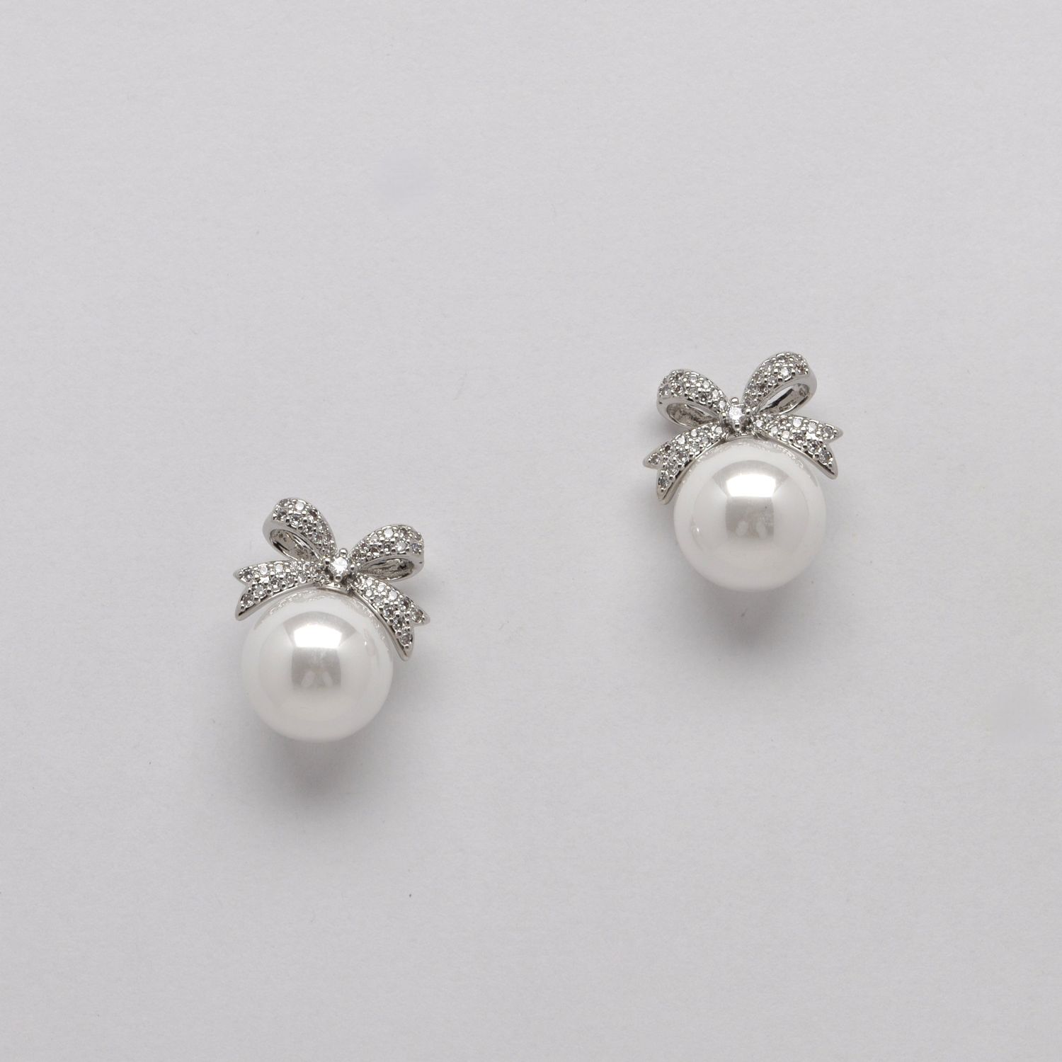 JL0347E39S1  CRY/S  TOP BOW  W&#39; LRG ROUND PEARL BTTM EAR