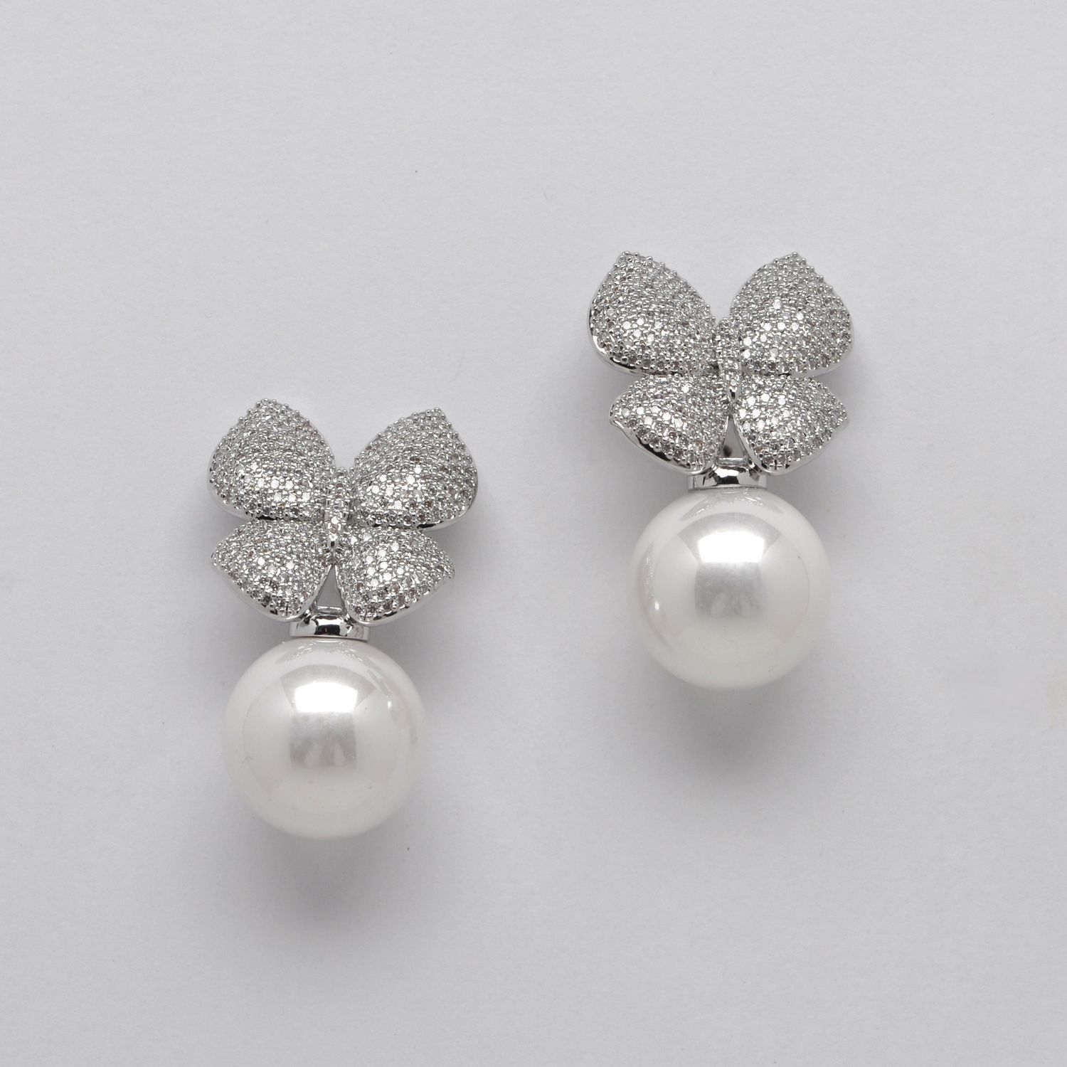 JL3427E39S1  CRY/S  BUTTERFLY W&#39; LRG ROUND PEARL BTTM EAR
