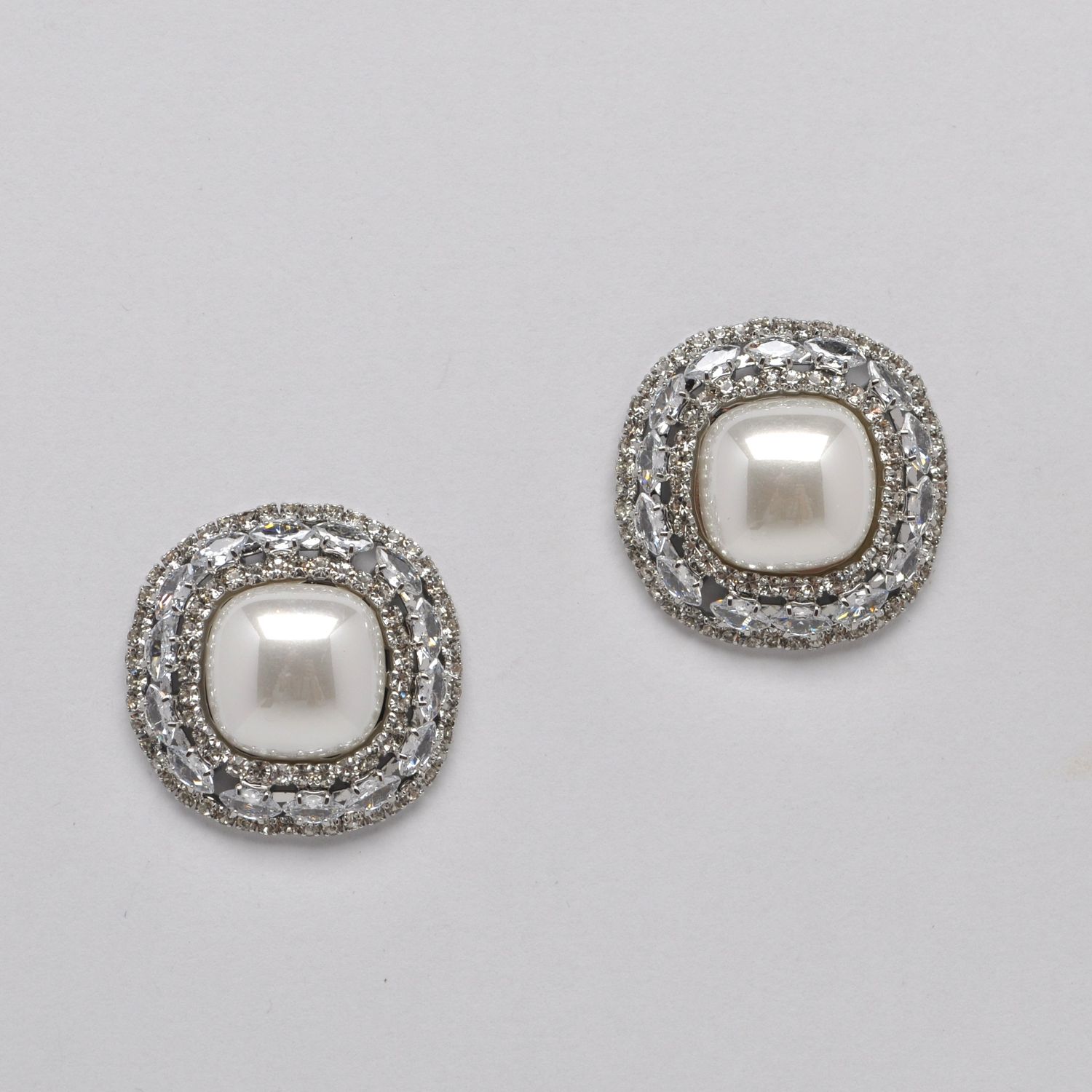 JL0409E39S1  WT PEARL /S  BUTTON  EARR