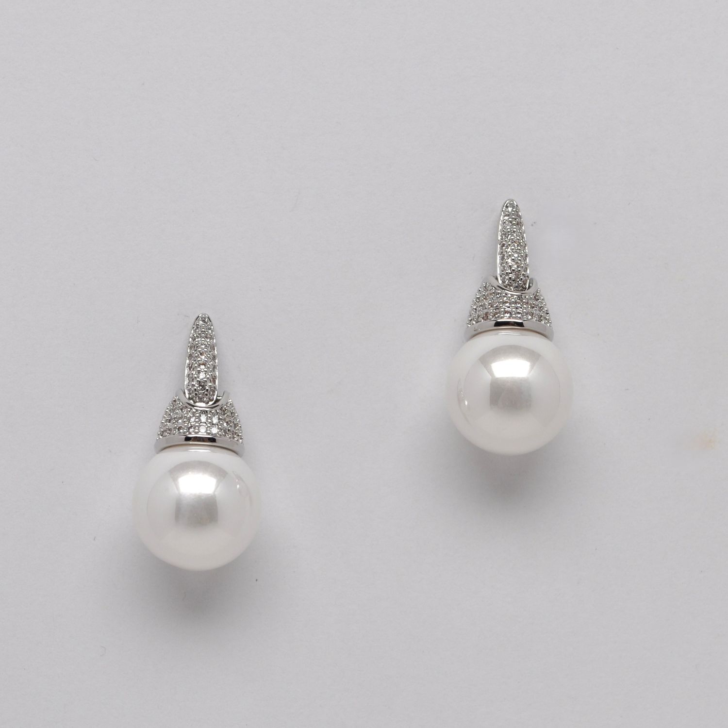 JL0439E39S1  CZ/PEARL/S  UPSIDE DWN CONE TOP 12MM PEARL ER