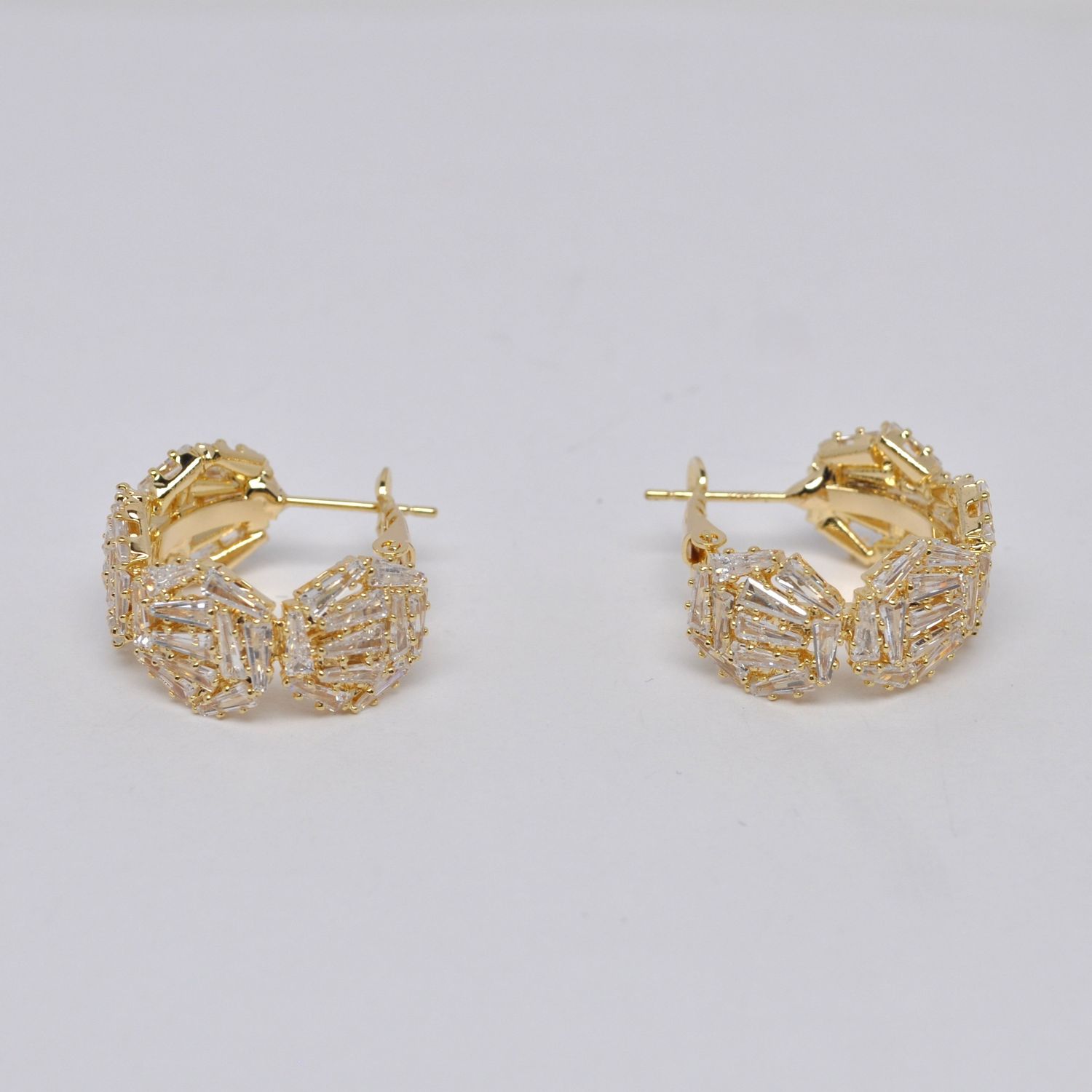 JL0638E1G CZ/G  BAGGETTE RND STONE HOOP EARR