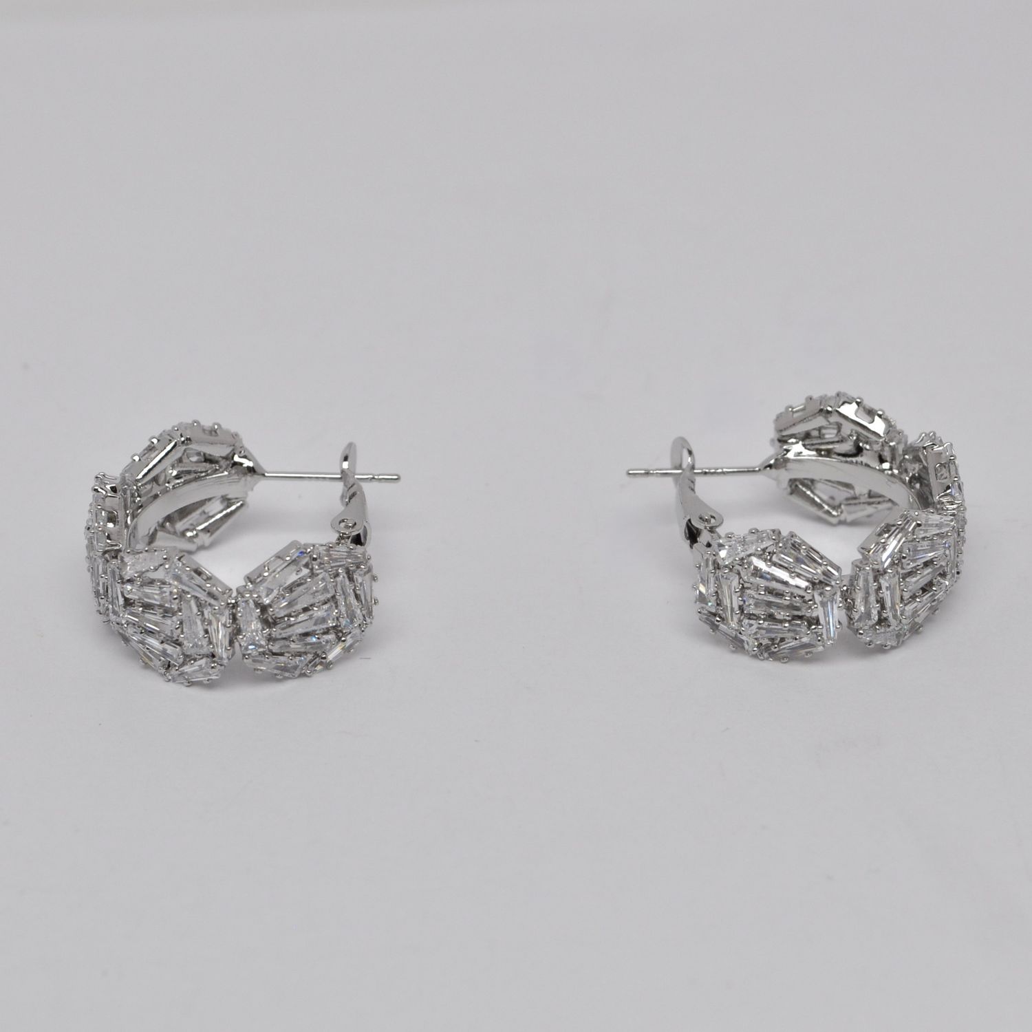 JL0638E1S CZ/S BAGGETTE RND STONE HOOP EARR