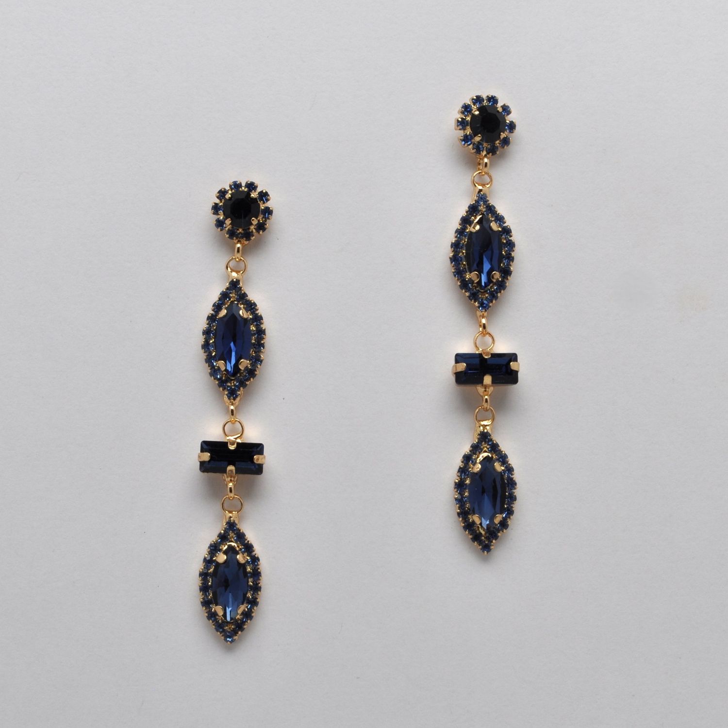 CC0020E8G MON/G FRMD MRQ STNS DNGL EAR