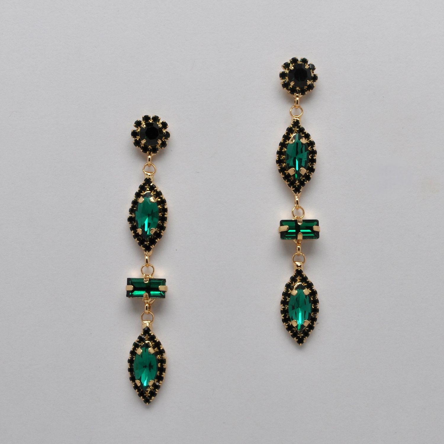 CC0020E18G EM/G FRMD MRQ STNS DNGL EAR