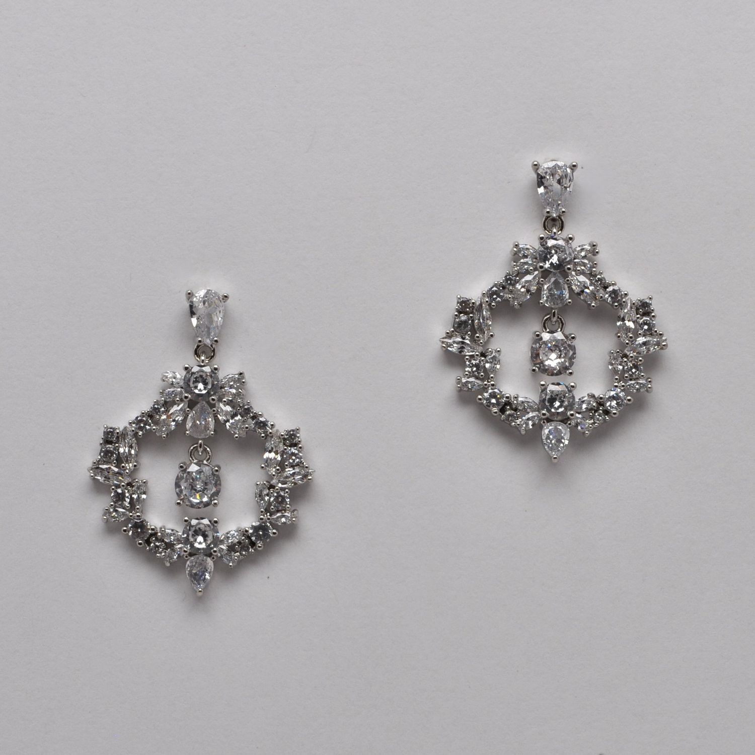 CR11261E1S CZ/S MULTI-STN WREATH-LK DNG EAR