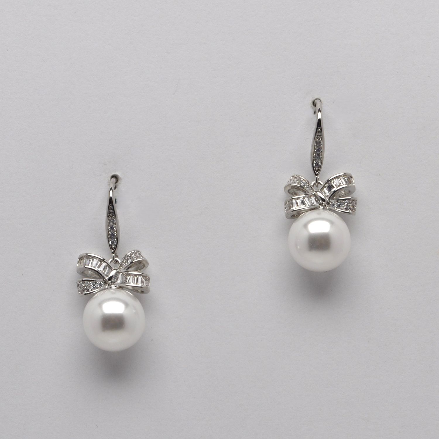 LB12026E39S1 PRL/CZ CRY/SIL BOW  W&#39; FISH HOOK DROP EARR