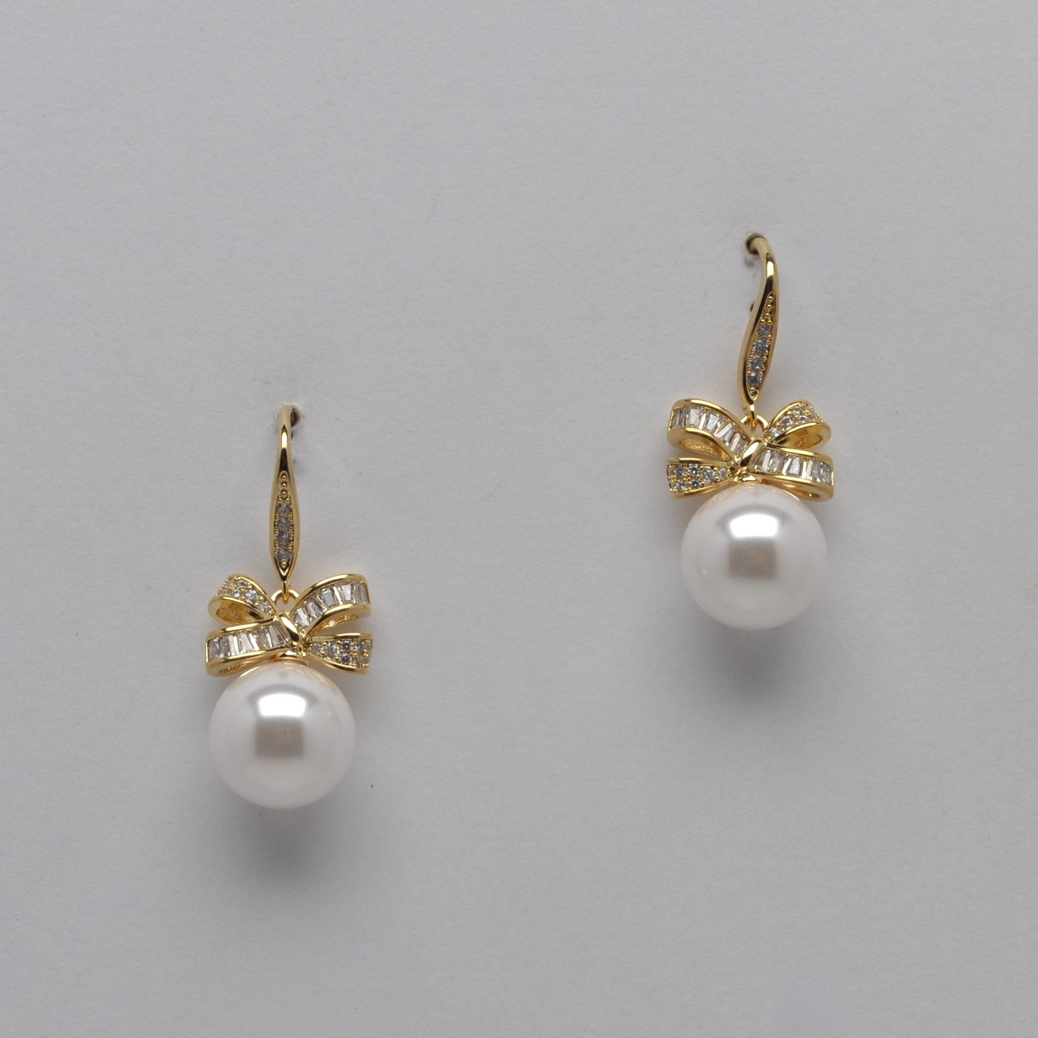 LB12026E40G1 PRL/CZ CRY/GLD BOW  W&#39; PRL FISH HOOK DROP EARR