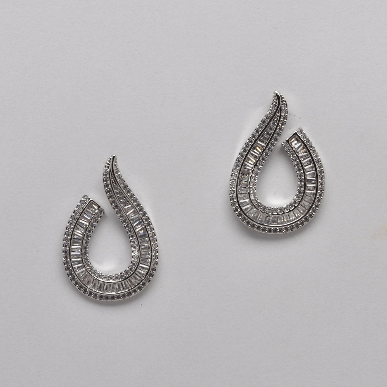 JL3674E1S CZ/S HALF MOON BAGUETTE CRY TRIM EARR
