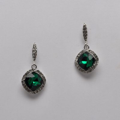 SI4851E18S EMERALS/S SQUARE DROP W' CRY EAR