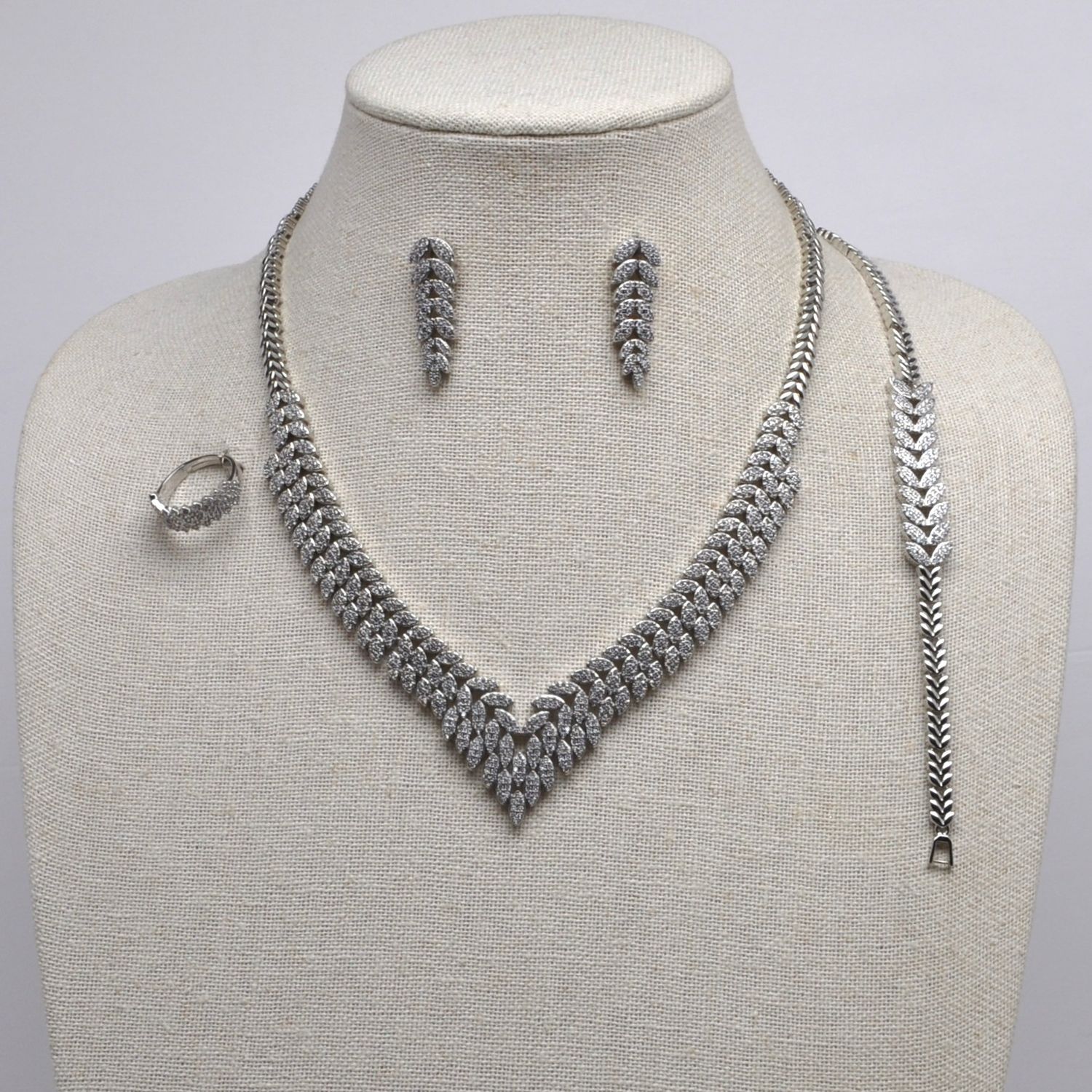 CN00472S1S CZ 4 PC LEAF V-SHP SET