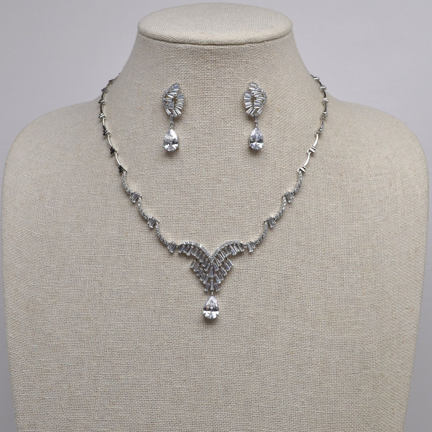 CN015021S1S CZ/S BGUET CLSTR W/TRDP NCK ST