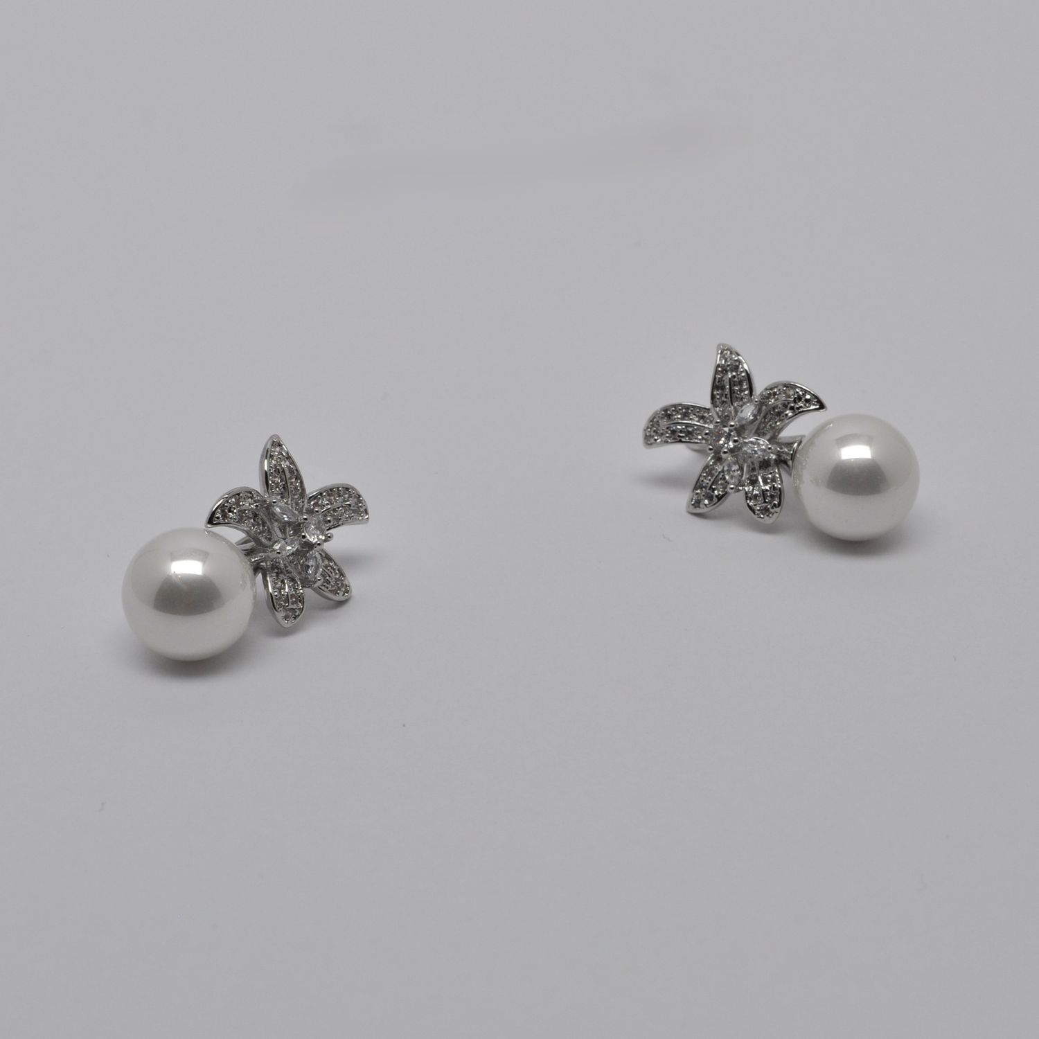 YJ004E39S CZ PRL/S FLWR TOP EAR